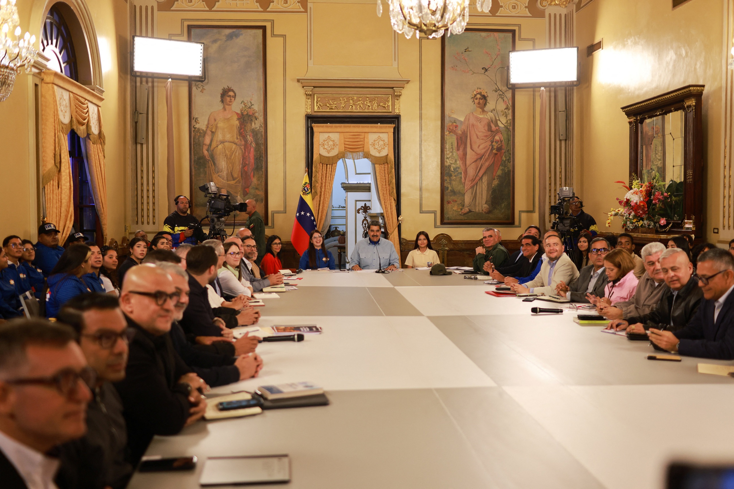 Venezuela phản ứng mạnh về động thái của Mỹ, buộc các hãng hàng không bay trở lại - Ảnh 1.