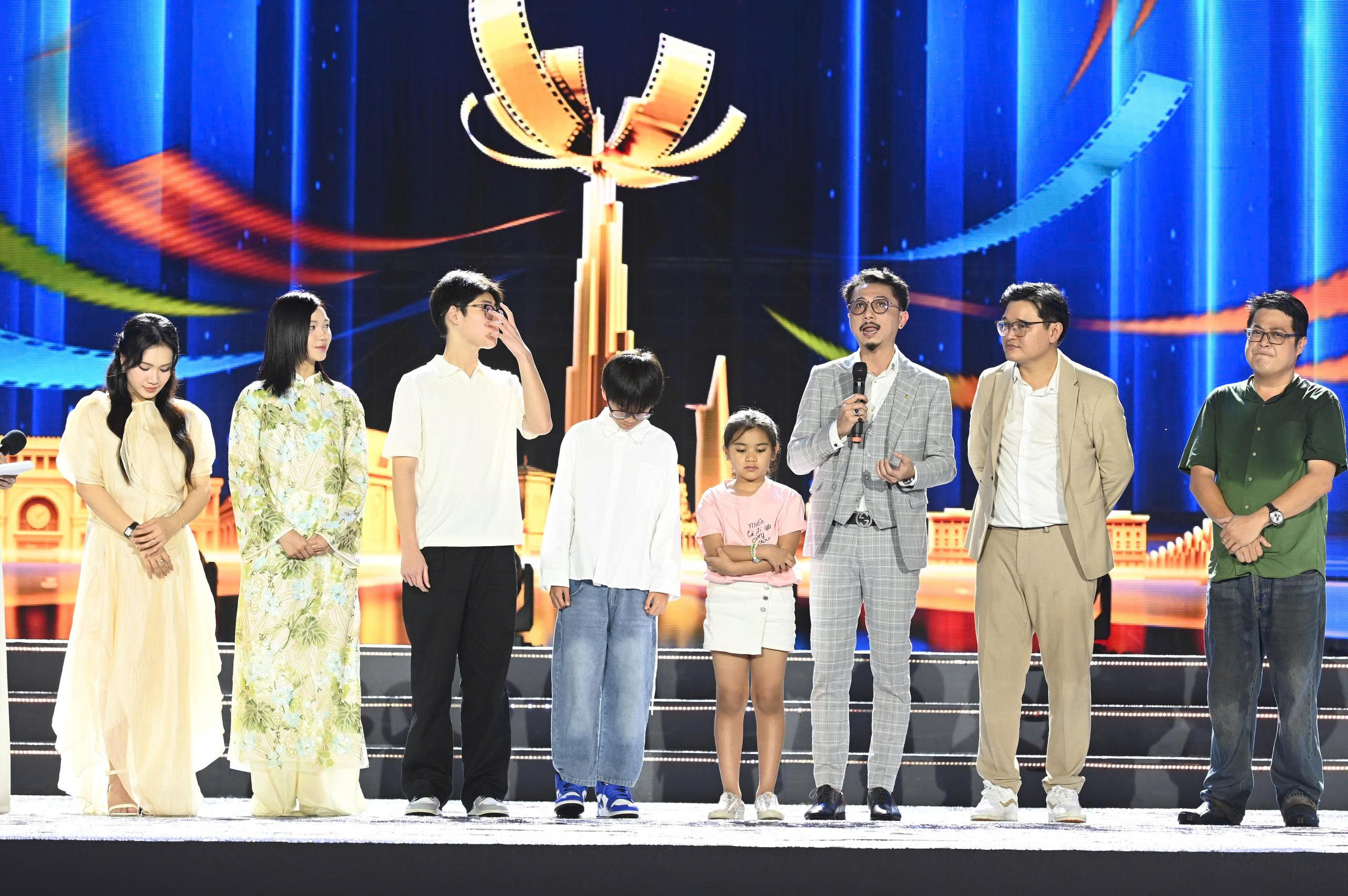 Đoàn phim 'Mưa đỏ' đội mưa giao lưu với khán giả TP.HCM - Ảnh 10.