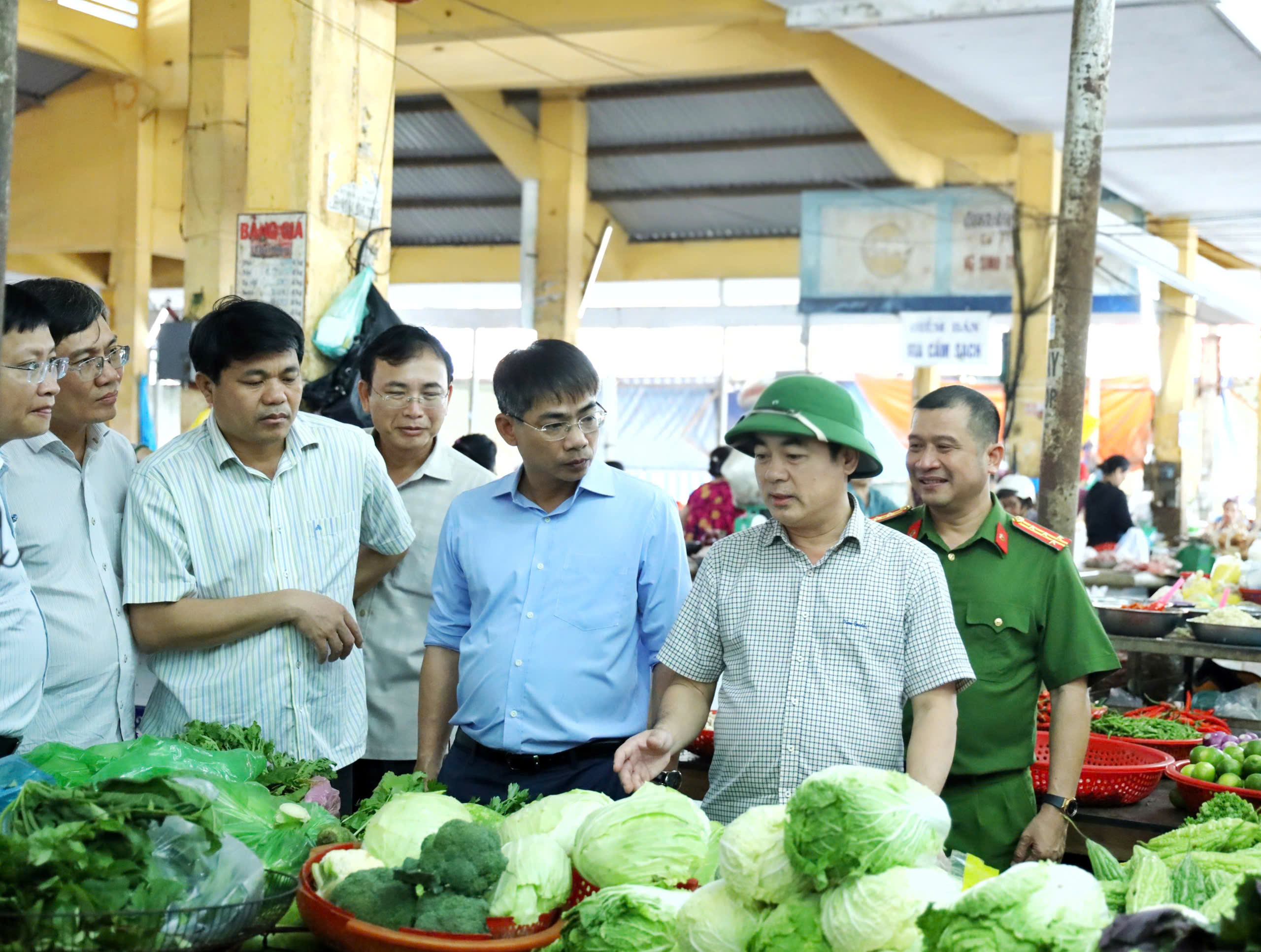 Bí thư Khánh Hòa thị sát giá cả, yêu cầu bình ổn thị trường vùng lũ- Ảnh 1.