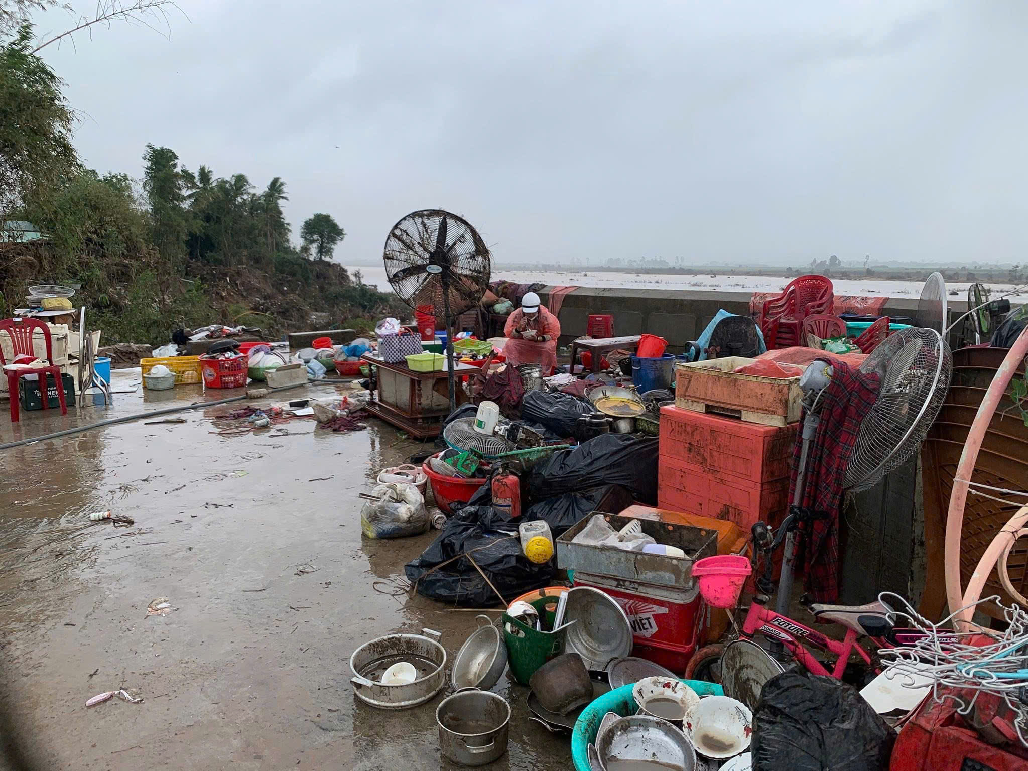 Người dân vùng lũ Đắk Lắk đem quần áo ra đường giặt, dựng bếp tạm nấu cơm - Ảnh 4.