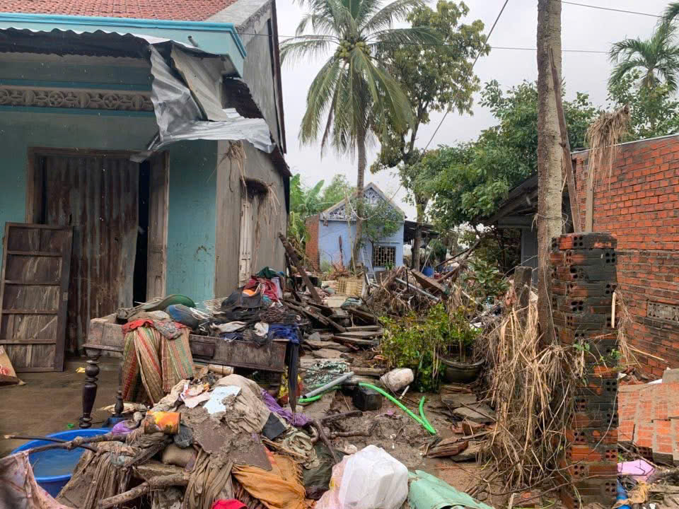 Người dân vùng lũ Đắk Lắk đem quần áo ra đường giặt, dựng bếp tạm nấu cơm - Ảnh 9.