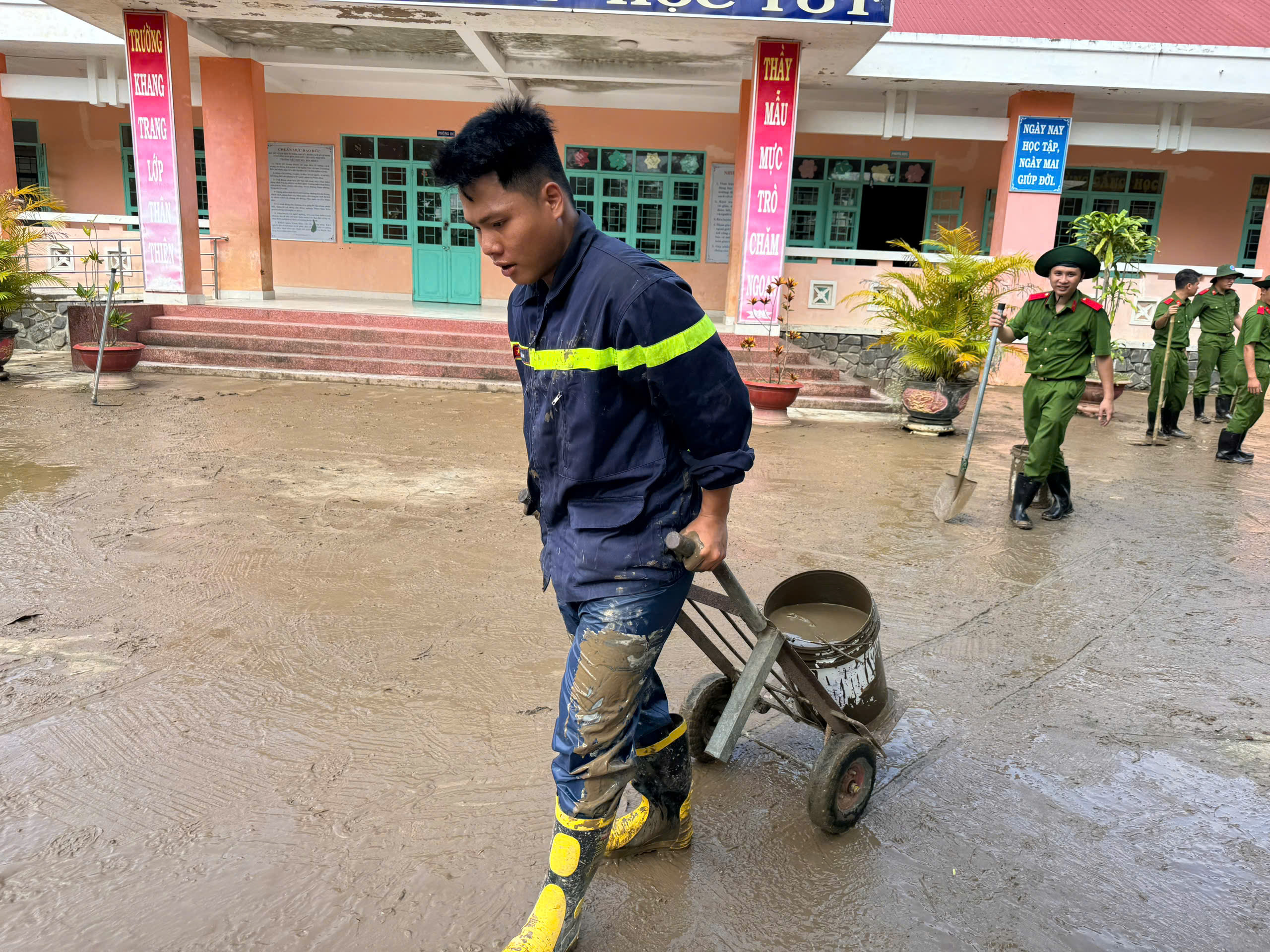 Công an TP.HCM hỗ trợ khoảng 70 tấn hàng cứu trợ bà con bị ngập lụt - Ảnh 6.
