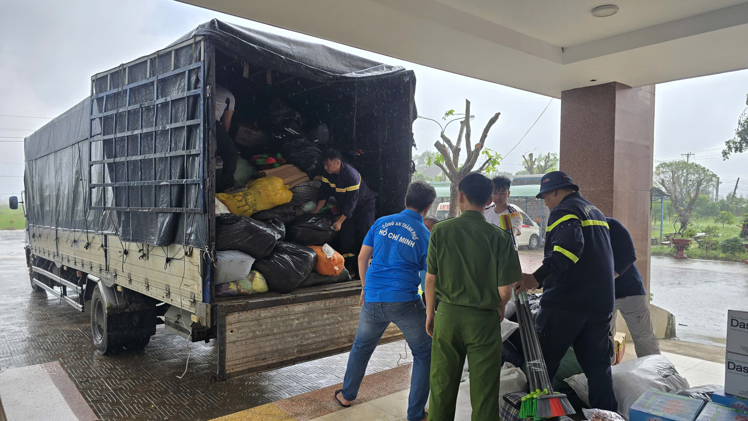 Công an TP.HCM hỗ trợ khoảng 70 tấn hàng cứu trợ bà con bị ngập lụt - Ảnh 8.