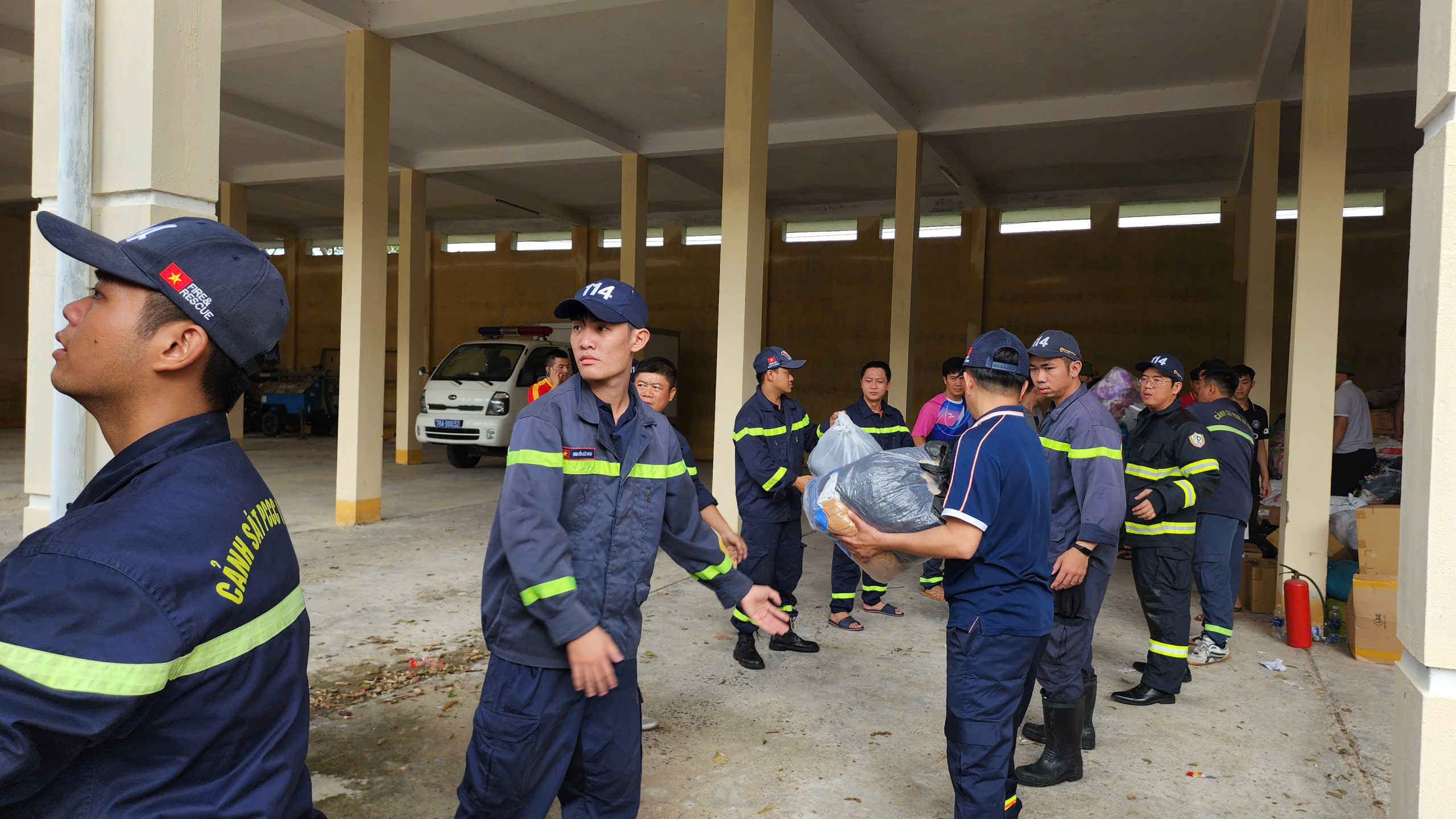 Công an TP.HCM hỗ trợ khoảng 70 tấn hàng cứu trợ bà con bị ngập lụt - Ảnh 1.