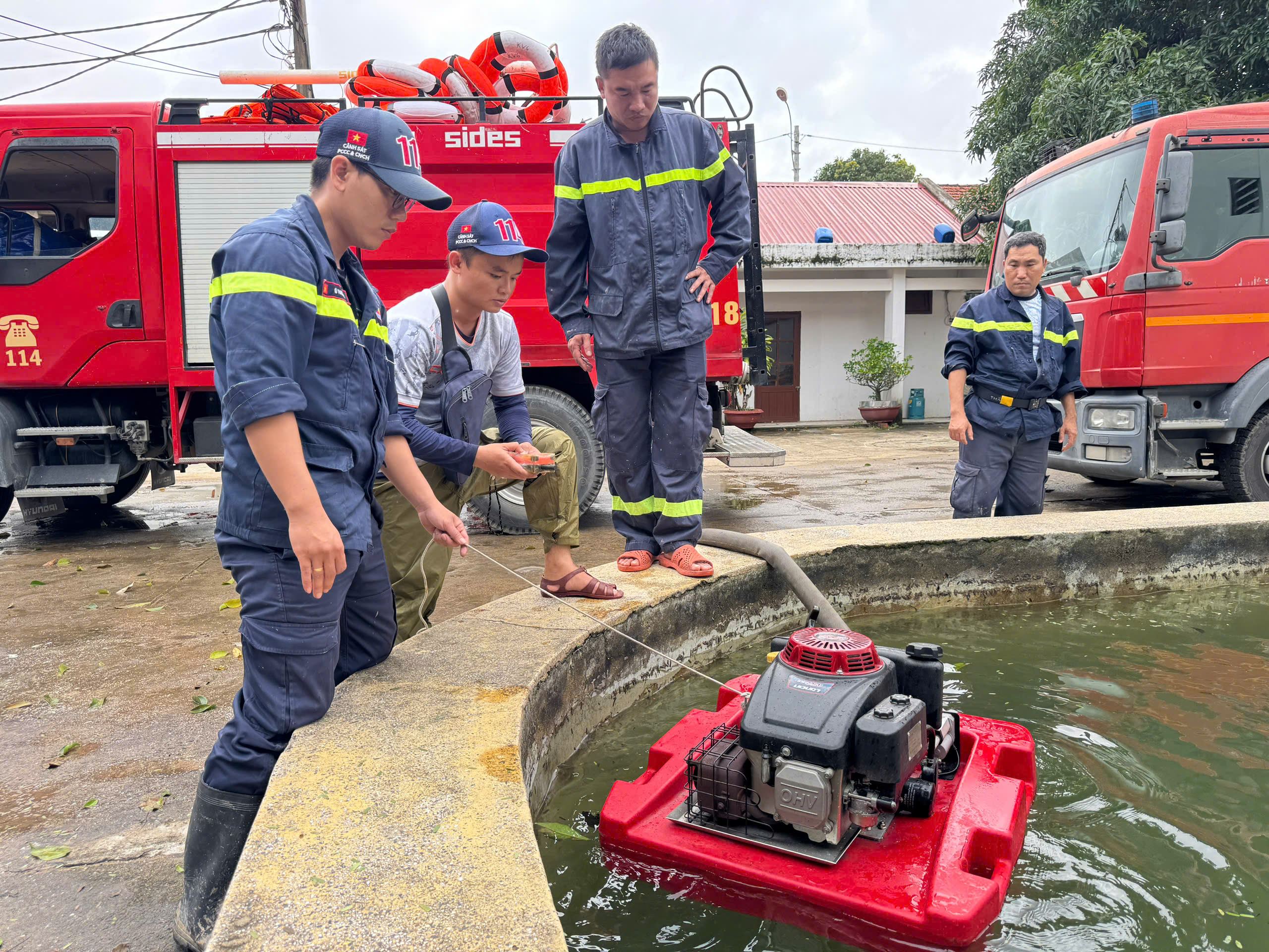 Công an TP.HCM hỗ trợ khoảng 70 tấn hàng cứu trợ bà con bị ngập lụt - Ảnh 5.