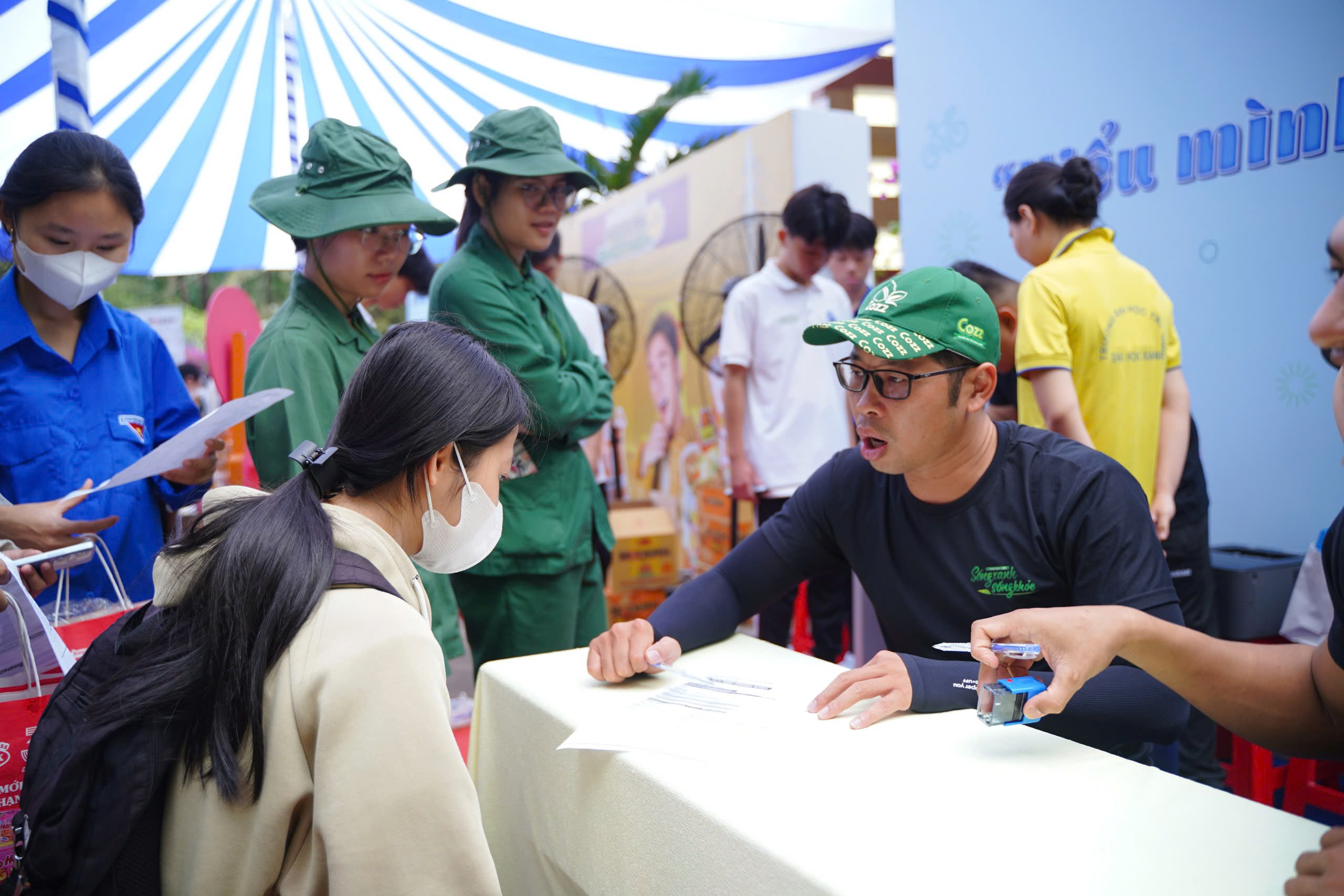 Sinh viên tìm hiểu sống xanh, chế độ dinh dưỡng, nhận hàng ngàn gói mì  - Ảnh 9.