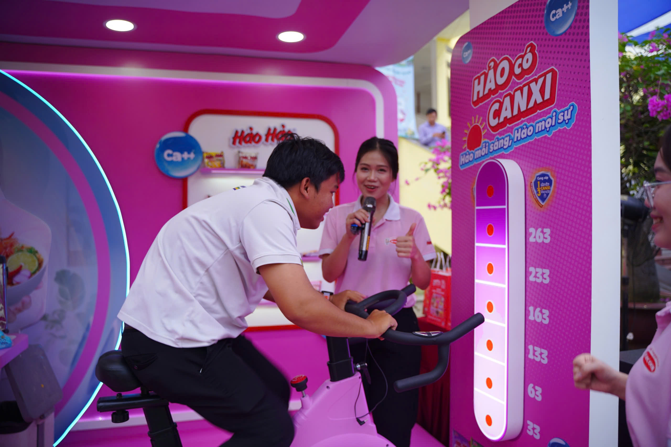 Sinh viên tìm hiểu sống xanh, chế độ dinh dưỡng, nhận hàng ngàn gói mì  - Ảnh 7.