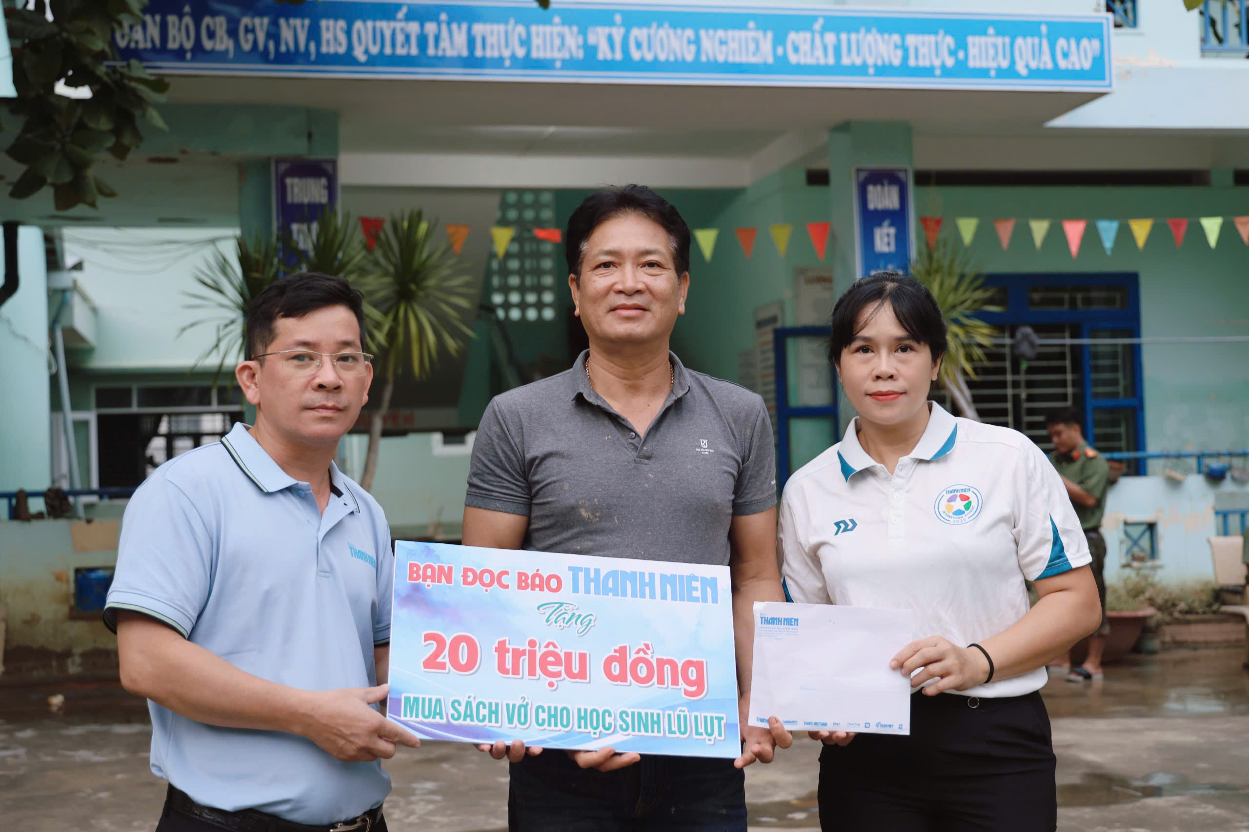 Hơi ấm từ một đám cưới đến với học sinh vùng lũ Gia Lai, Khánh Hòa - Ảnh 8.