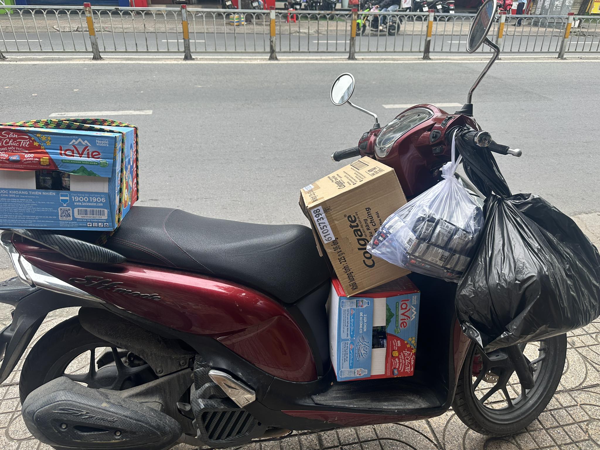 Cứu trợ miền Trung: Thùng nước của thầy giáo và tấm lòng người Phú Yên- Ảnh 1.