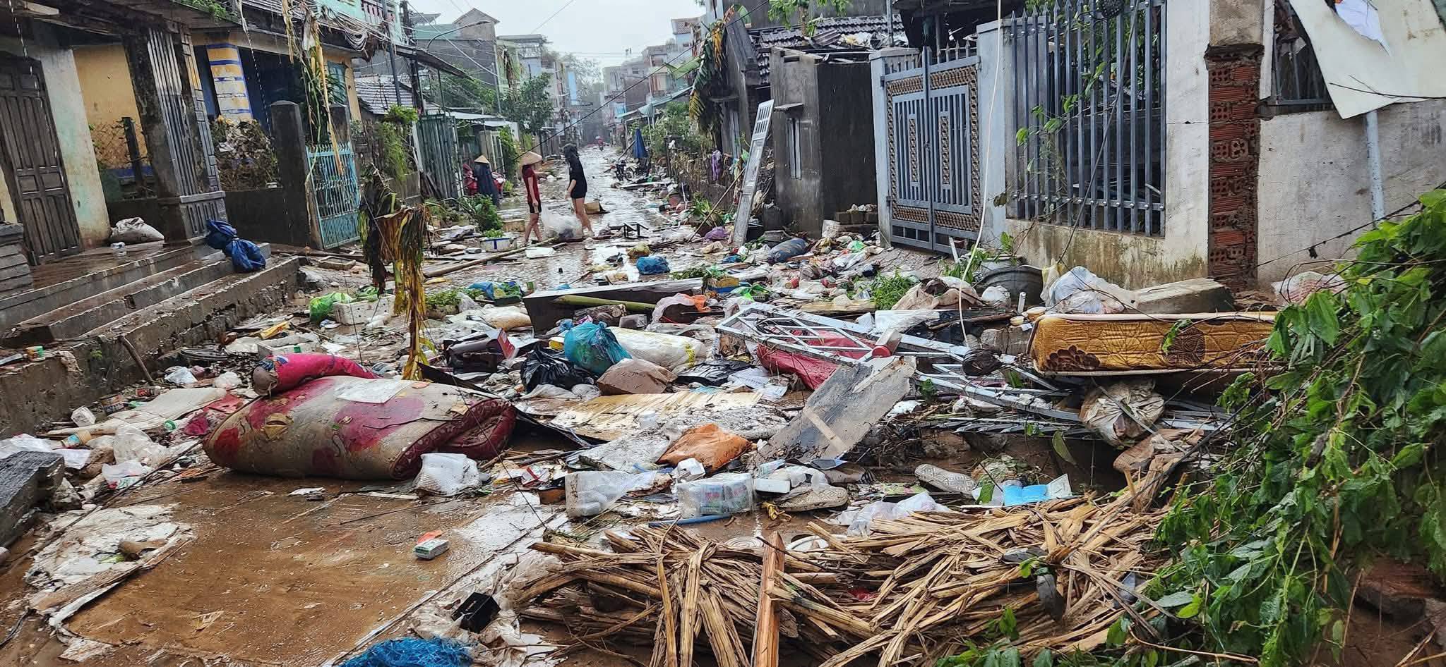 Cứu trợ miền Trung: Thùng nước của thầy giáo và tấm lòng người Phú Yên- Ảnh 6.