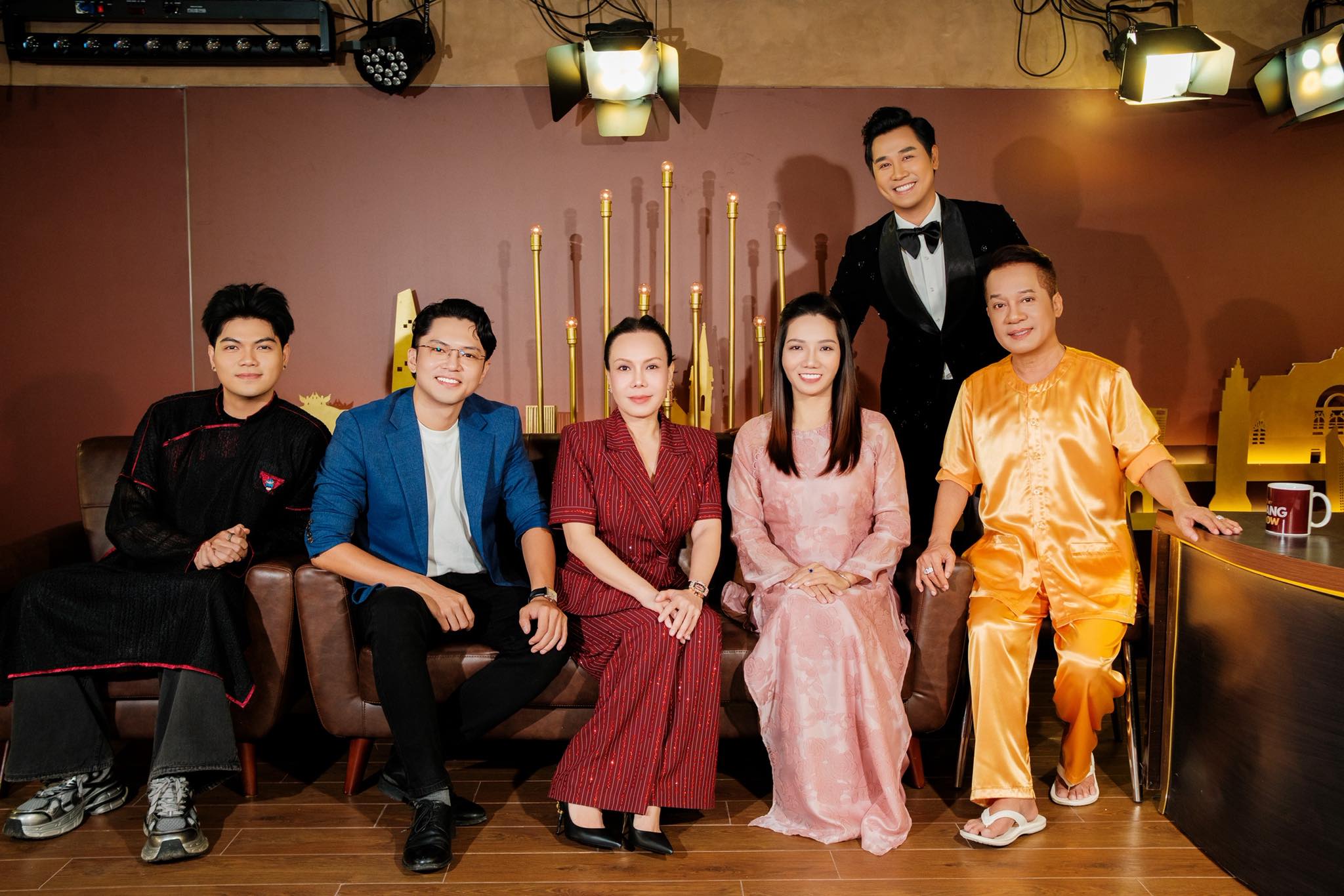 Việt Hương: Tôi từng muốn cho tiền để thầy Minh Nhí ở nhà - Ảnh 1.