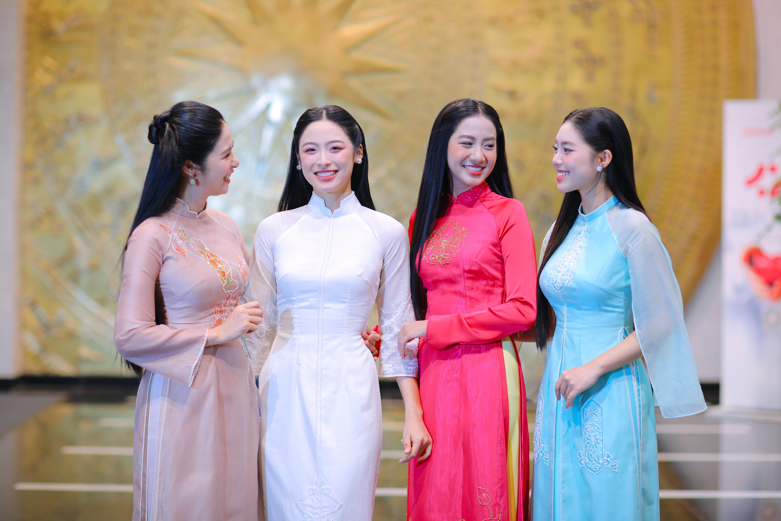 Hoa hậu Ngọc Hân chia sẻ sự thay đổi sau sinh và tham gia gala từ thiện - Ảnh 4. Hoa hậu Ngọc Hân chia sẻ sự thay đổi sau sinh và tham gia gala từ thiện - Ảnh 4.