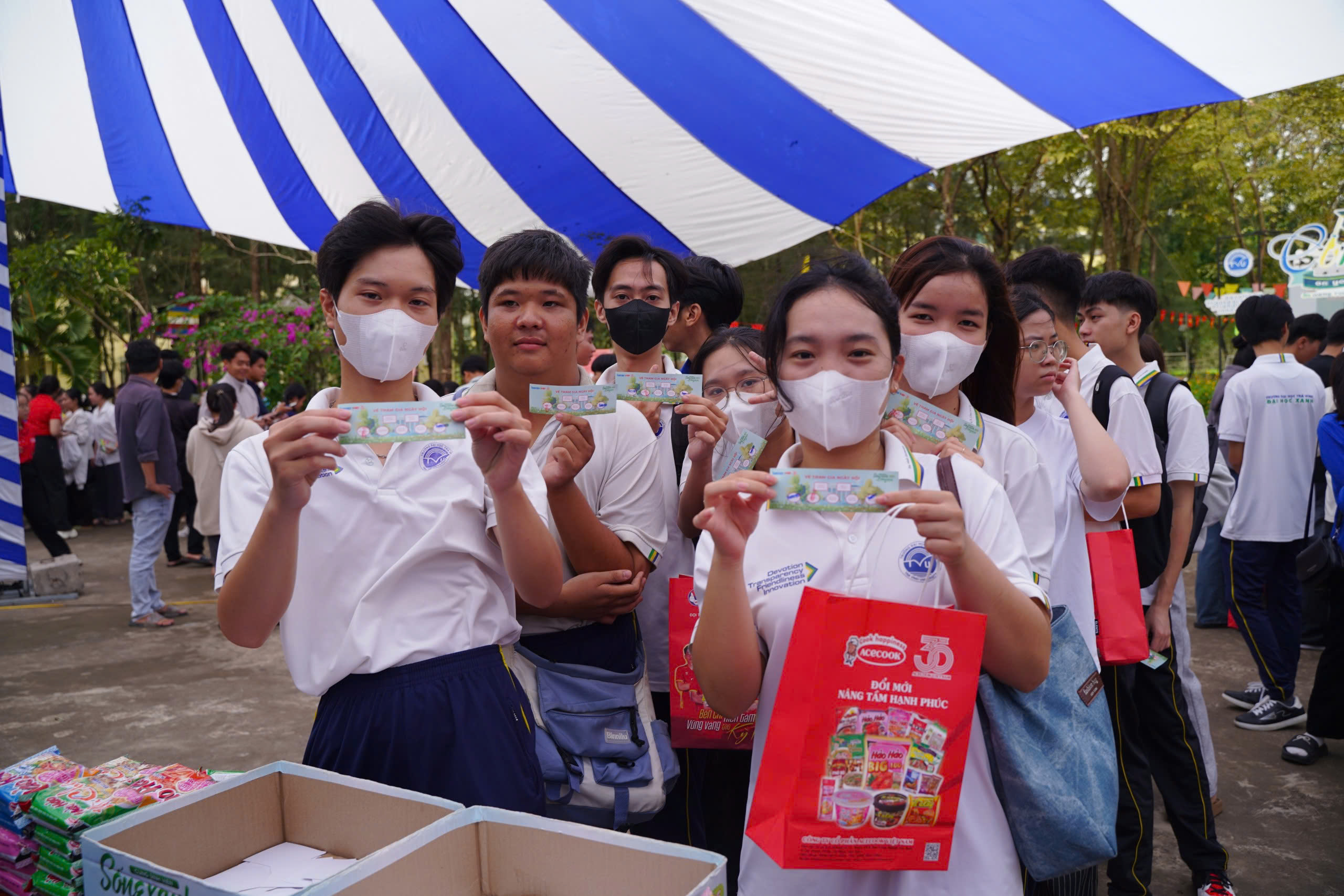 Sinh viên tìm hiểu sống xanh, chế độ dinh dưỡng, nhận hàng ngàn gói mì  - Ảnh 2.