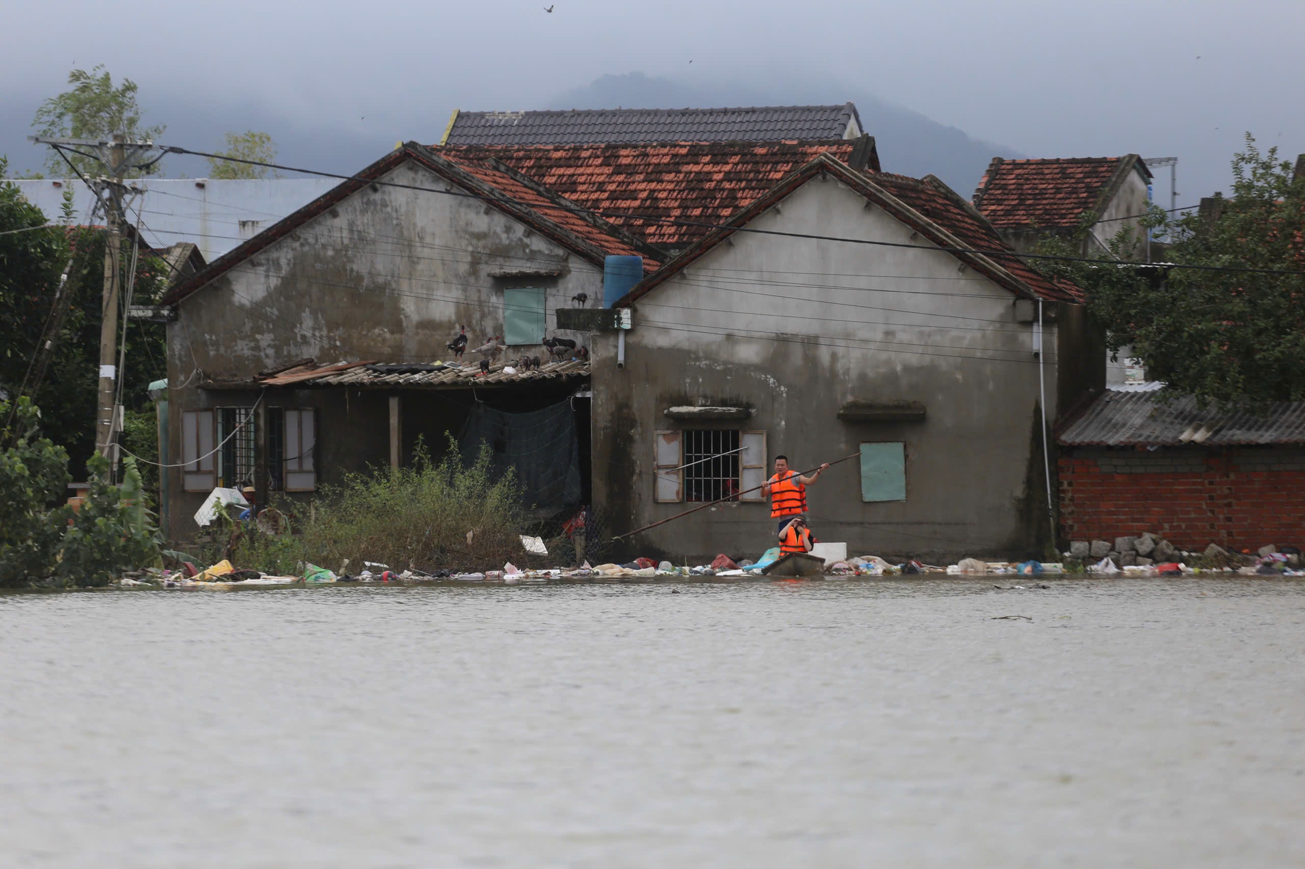 Chàng hoa tiêu giữa rốn lũ Hòa Xuân - Ảnh 2.