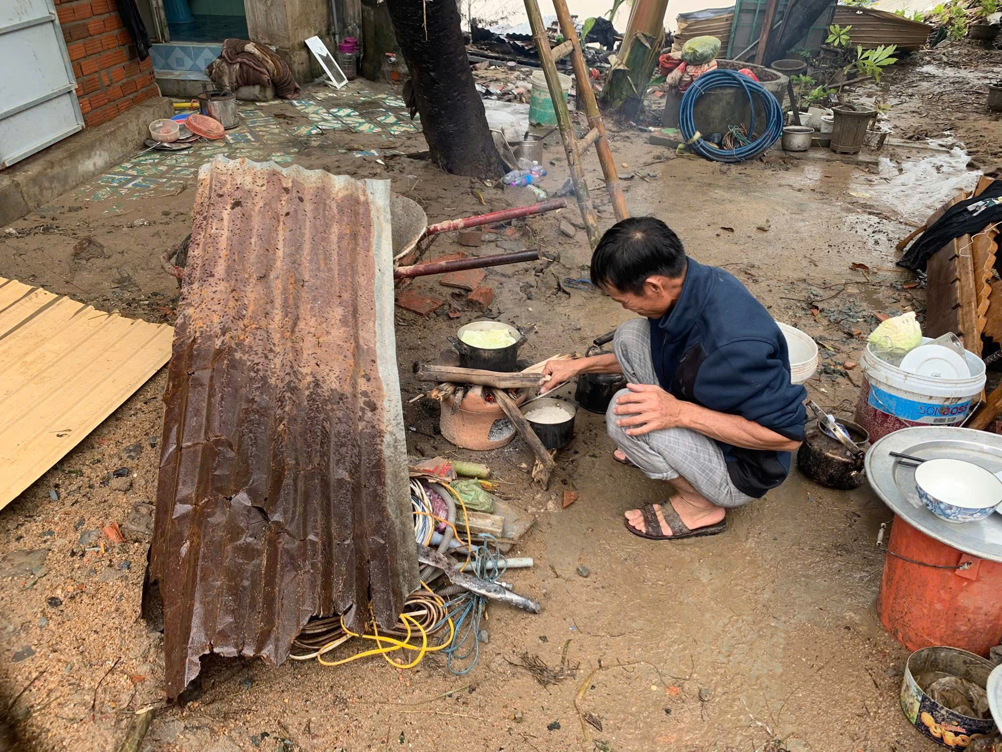 Người dân vùng lũ Đắk Lắk đem quần áo ra đường giặt, dựng bếp tạm nấu cơm - Ảnh 5.