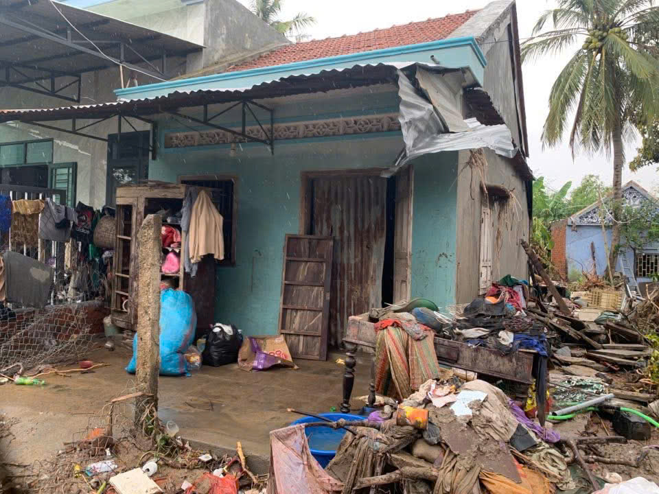 Người dân vùng lũ Đắk Lắk đem quần áo ra đường giặt, dựng bếp tạm nấu cơm - Ảnh 7.