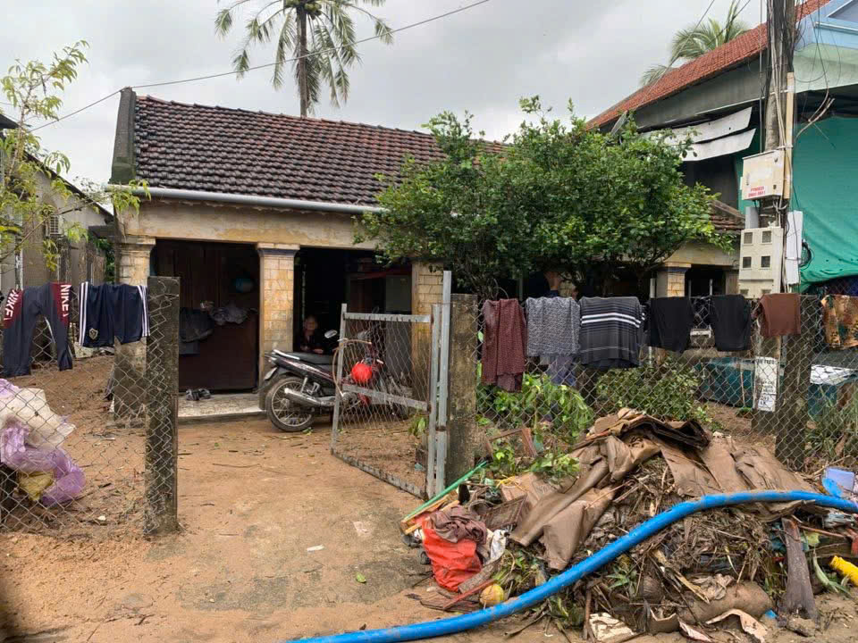 Người dân vùng lũ Đắk Lắk đem quần áo ra đường giặt, dựng bếp tạm nấu cơm - Ảnh 6.