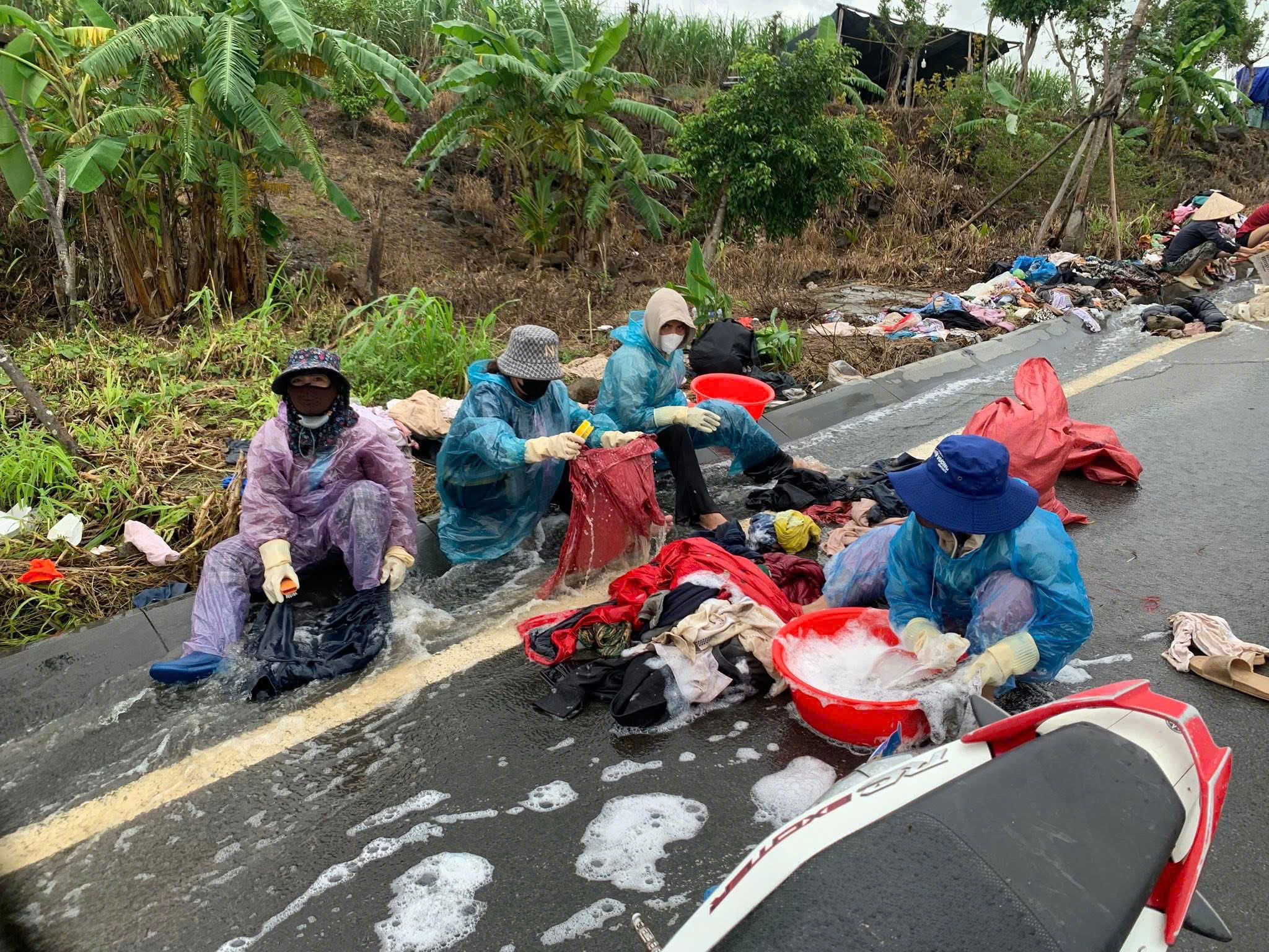 Người dân vùng lũ Đắk Lắk đem quần áo ra đường giặt, dựng bếp tạm nấu cơm - Ảnh 3.