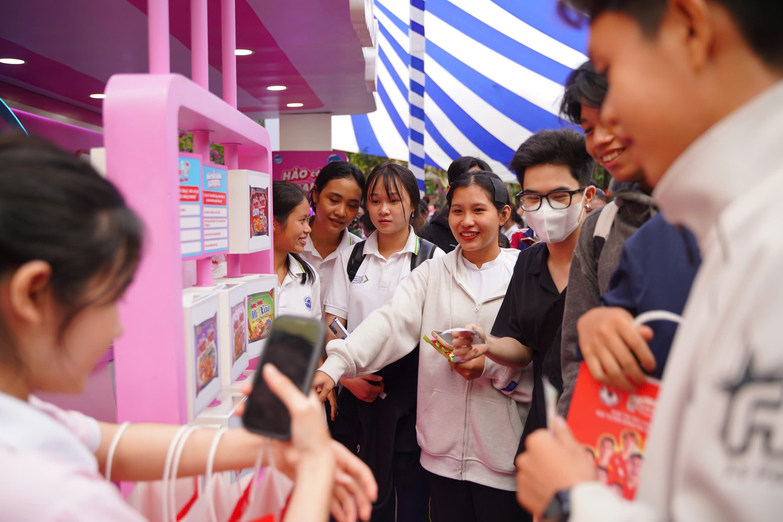 Sinh viên tìm hiểu sống xanh, chế độ dinh dưỡng, nhận hàng ngàn gói mì  - Ảnh 8.