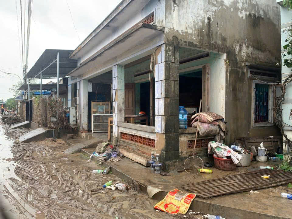 Người dân vùng lũ Đắk Lắk đem quần áo ra đường giặt, dựng bếp tạm nấu cơm - Ảnh 8.