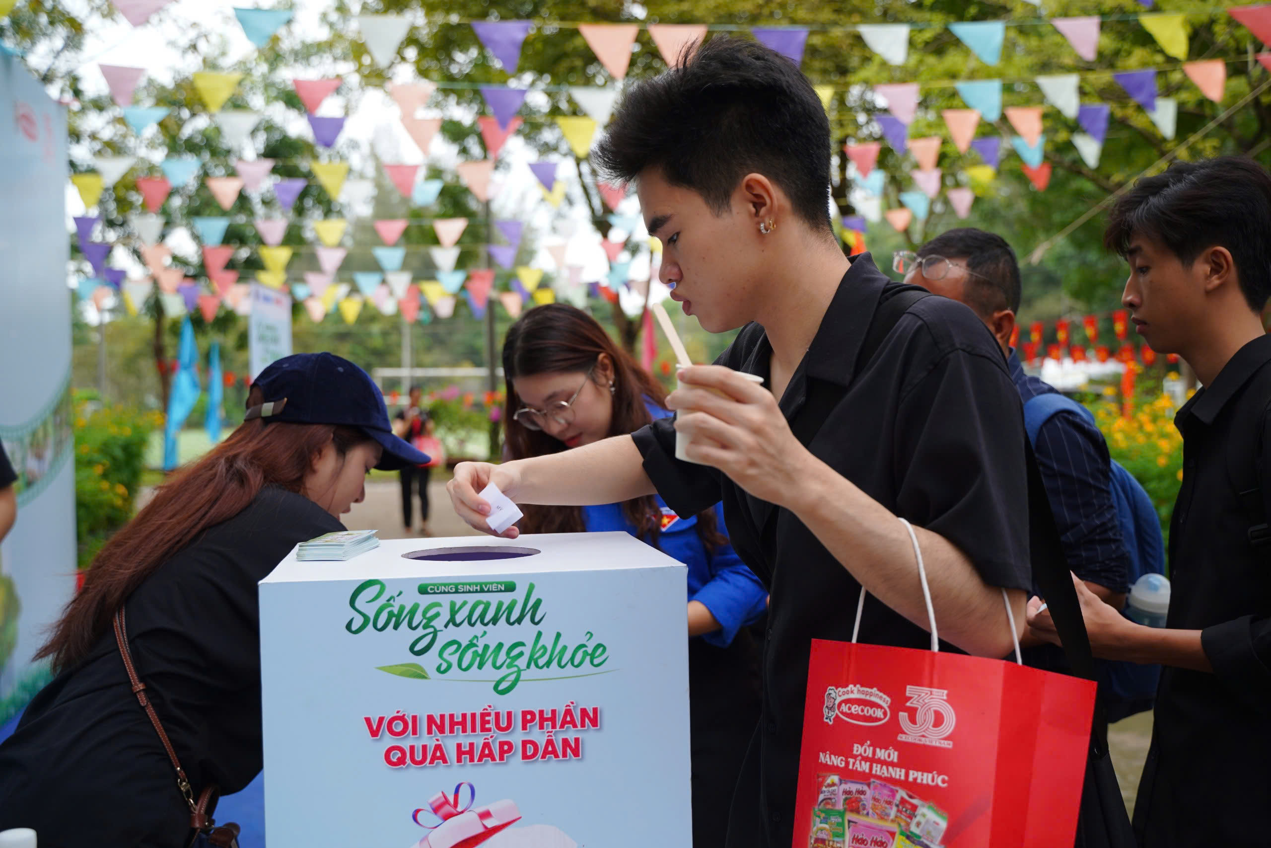 Sinh viên tìm hiểu sống xanh, chế độ dinh dưỡng, nhận hàng ngàn gói mì  - Ảnh 3.