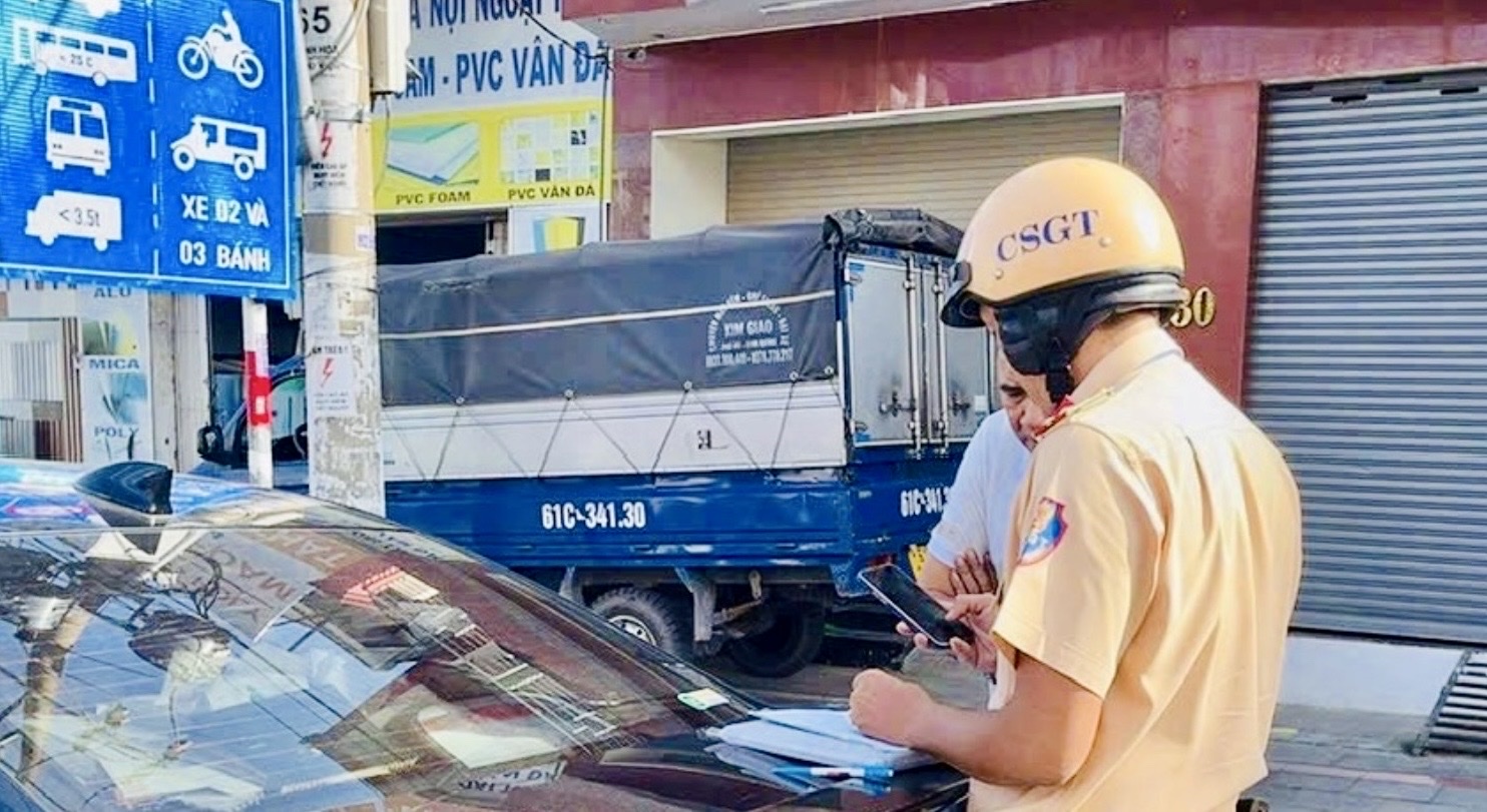 TP.HCM: Đội CSGT Bình Triệu tăng cường xử lý dừng đỗ xe sai quy định - Ảnh 2.