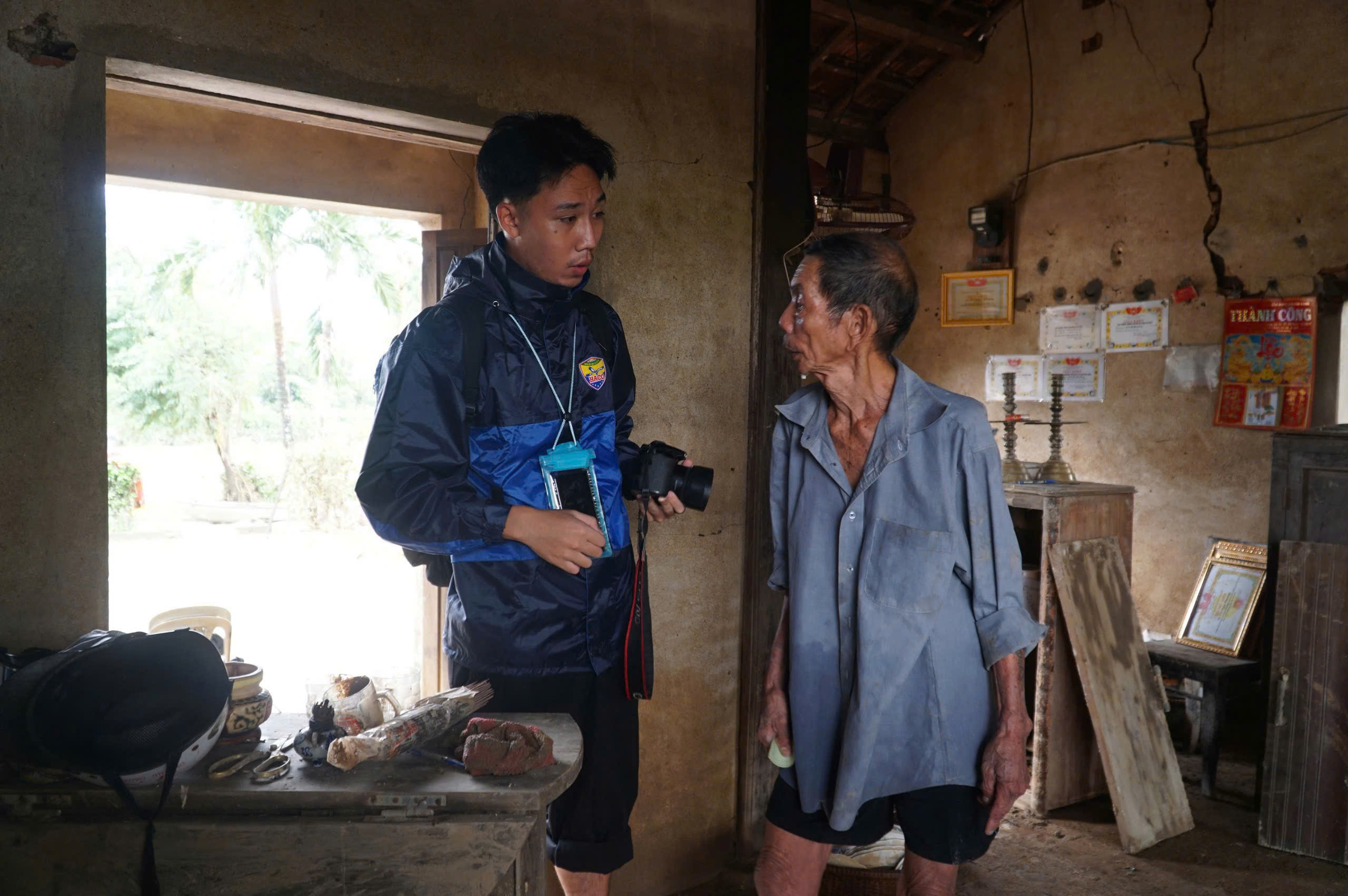 PV Thanh Niên nơi rốn lũ miền Trung: Vừa đưa tin vừa kết nối nhân ái- Ảnh 8.