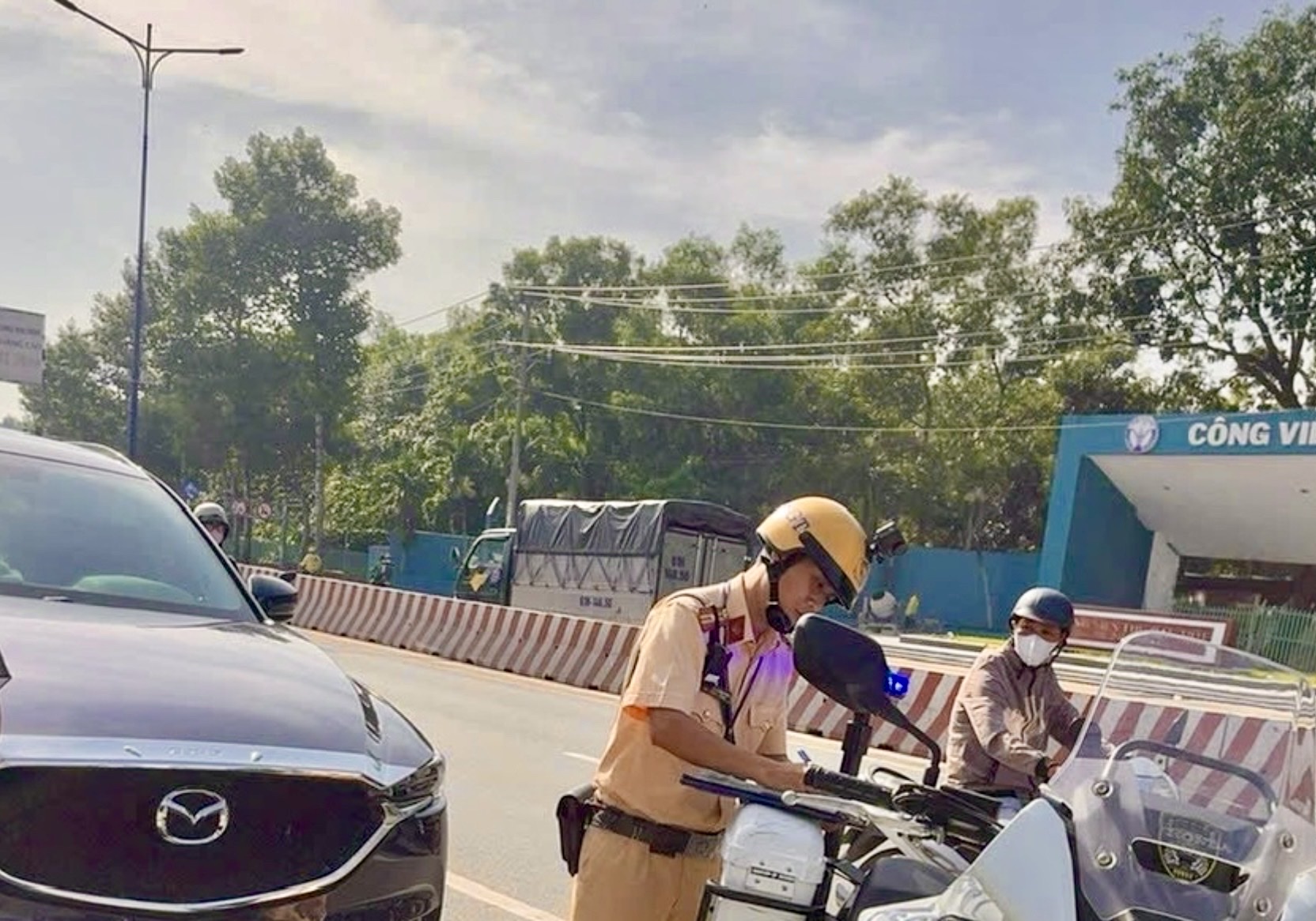 TP.HCM: Đội CSGT Bình Triệu tăng cường xử lý dừng đỗ xe sai quy định - Ảnh 3.