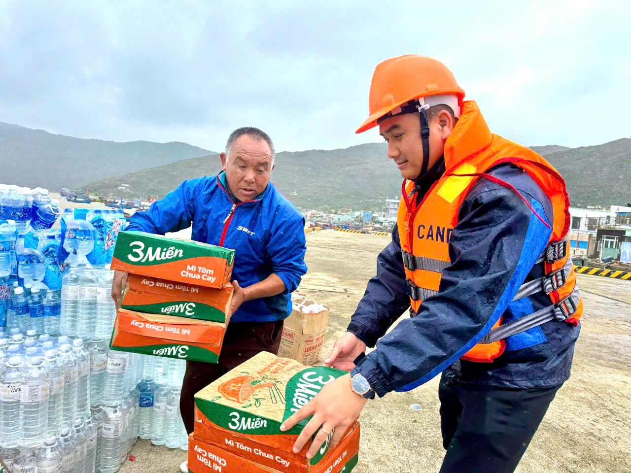 PV Thanh Niên nơi rốn lũ miền Trung: Vừa đưa tin vừa kết nối nhân ái- Ảnh 9.