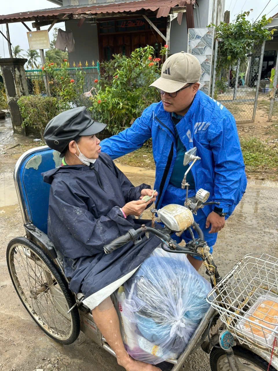 PV Thanh Niên nơi rốn lũ miền Trung: Vừa đưa tin vừa kết nối nhân ái- Ảnh 5.