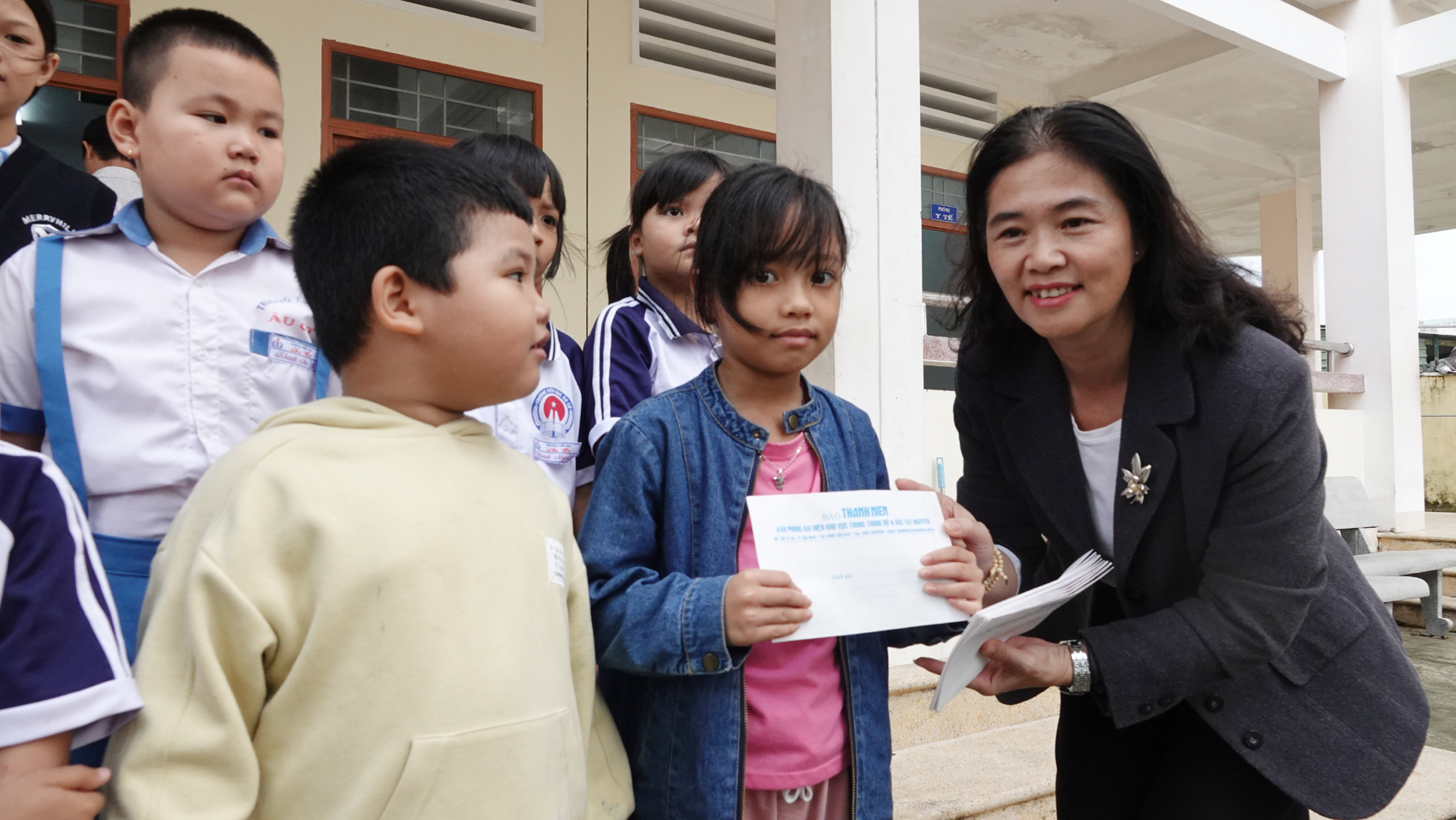 Hơi ấm từ một đám cưới đến với học sinh vùng lũ Gia Lai, Khánh Hòa - Ảnh 2.