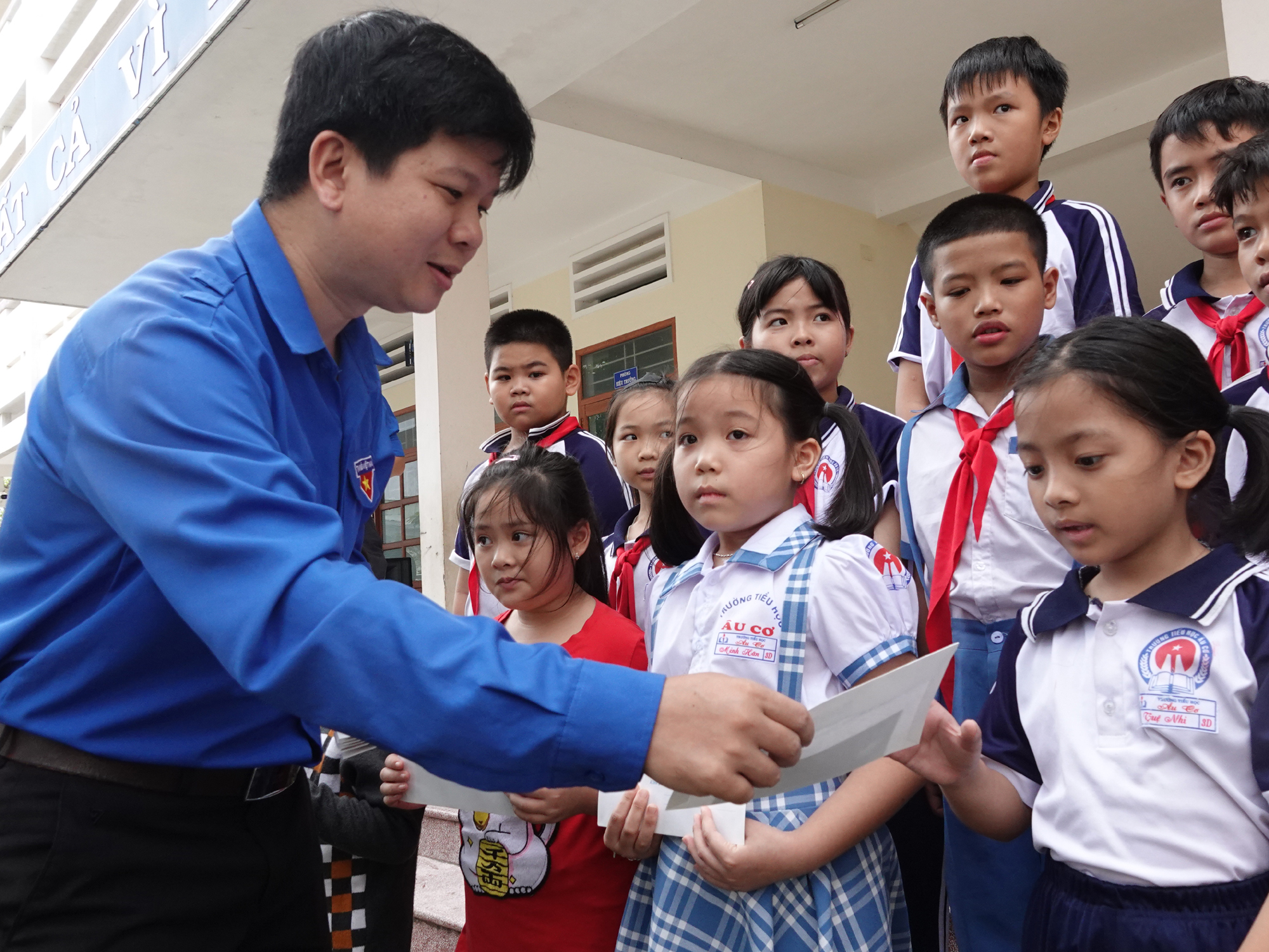 Hơi ấm từ một đám cưới đến với học sinh vùng lũ Gia Lai, Khánh Hòa - Ảnh 3.