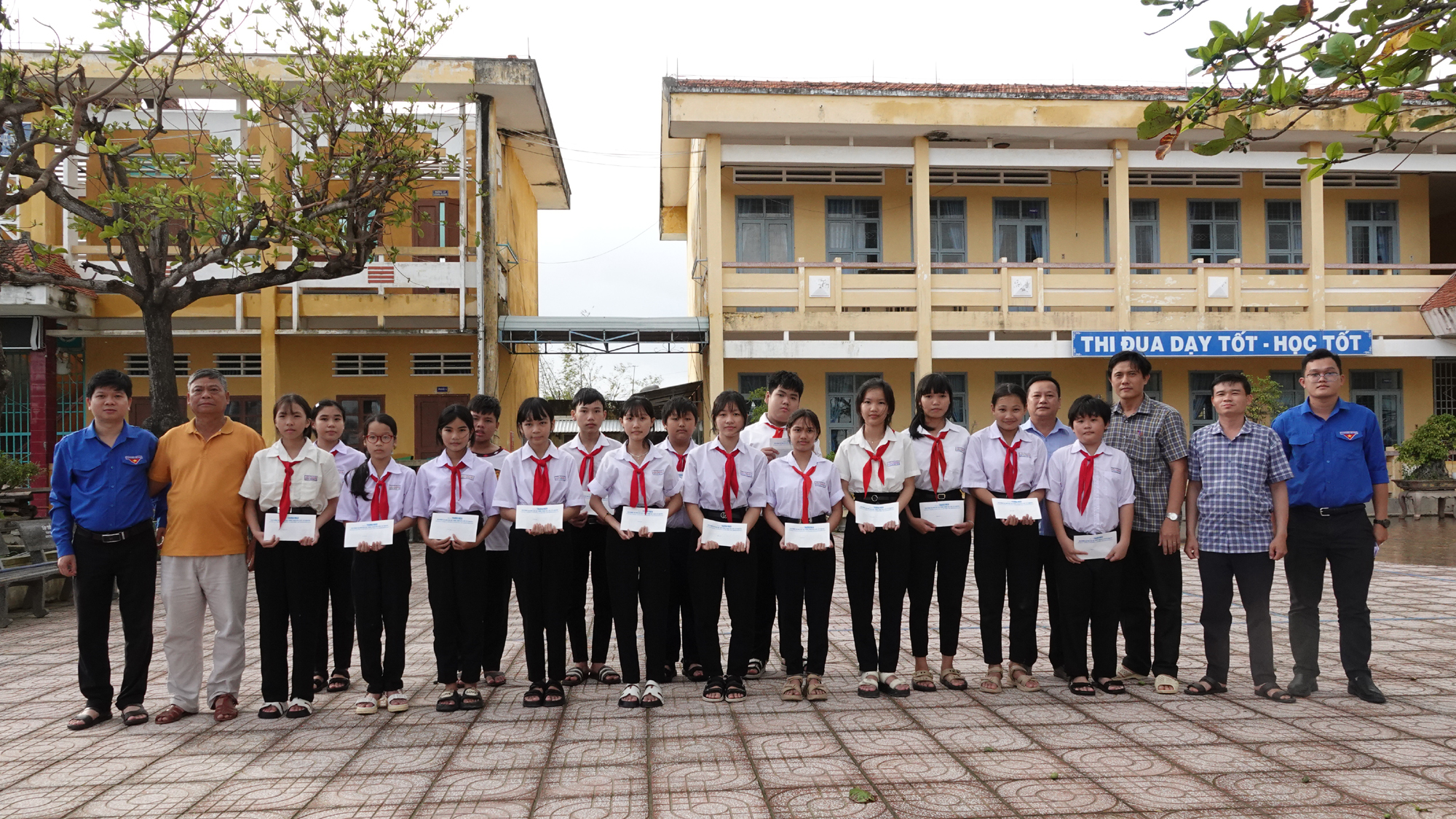 Hơi ấm từ một đám cưới đến với học sinh vùng lũ Gia Lai, Khánh Hòa - Ảnh 7.