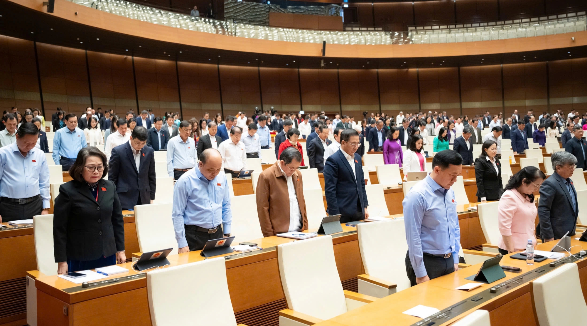 Quốc hội dành một phút mặc niệm những người tử vong do thiên tai. Ảnh: Gia Hân