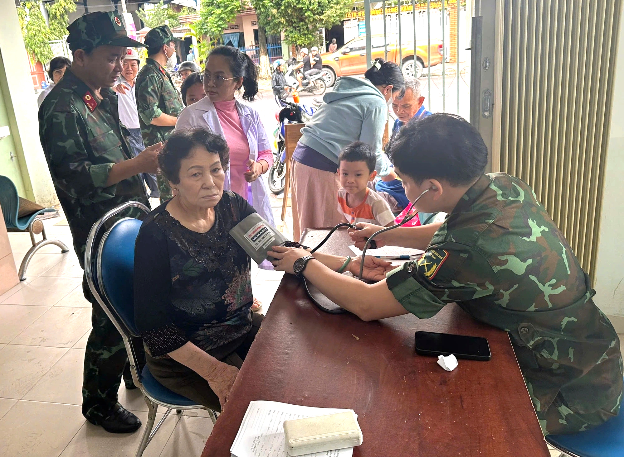 TP.HCM điều động hàng trăm y bác sĩ chi viện cho Khánh Hòa, Phú Yên - Ảnh 3.