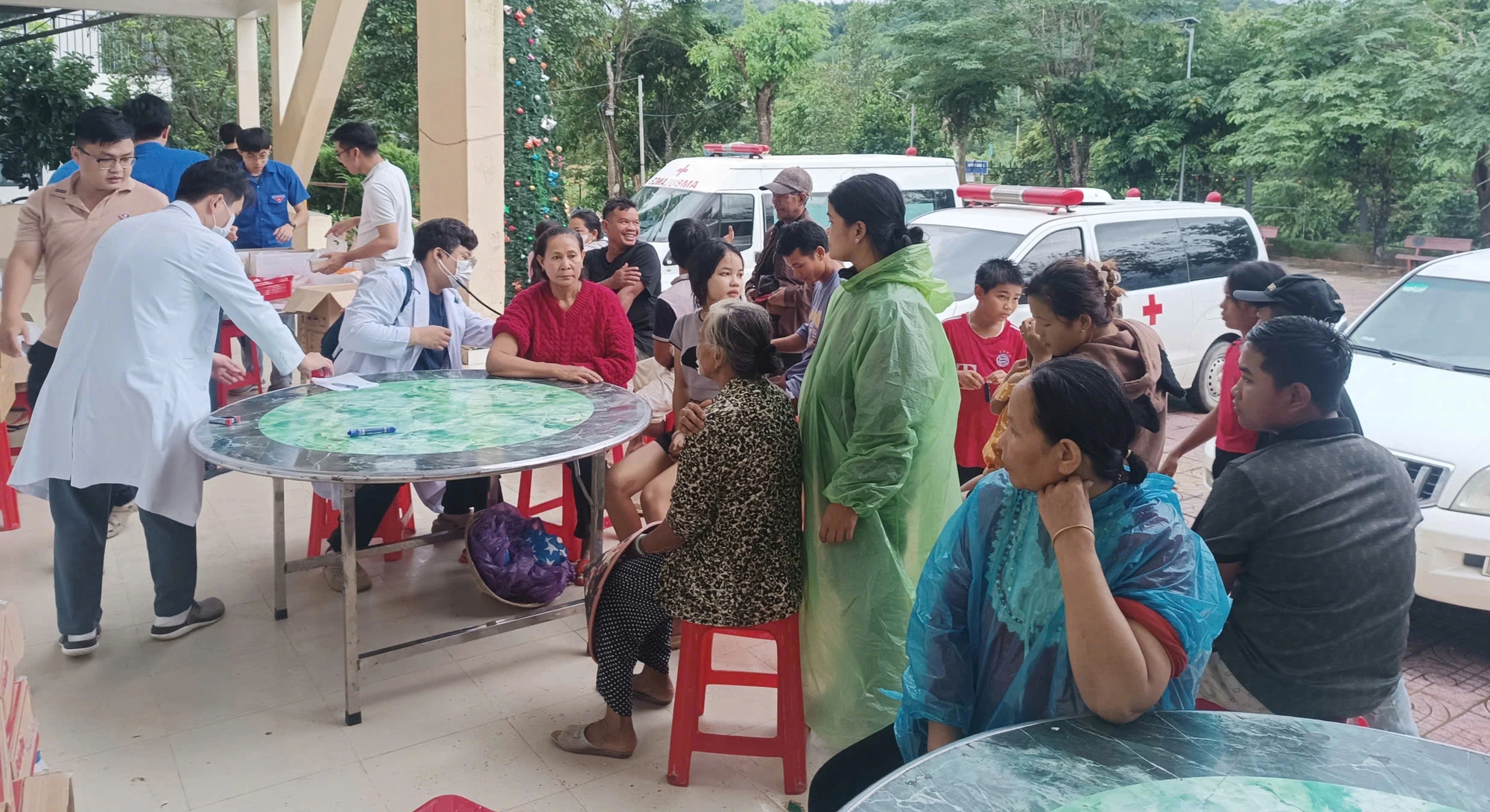 TP.HCM điều động hàng trăm y bác sĩ chi viện cho Khánh Hòa, Phú Yên - Ảnh 8.