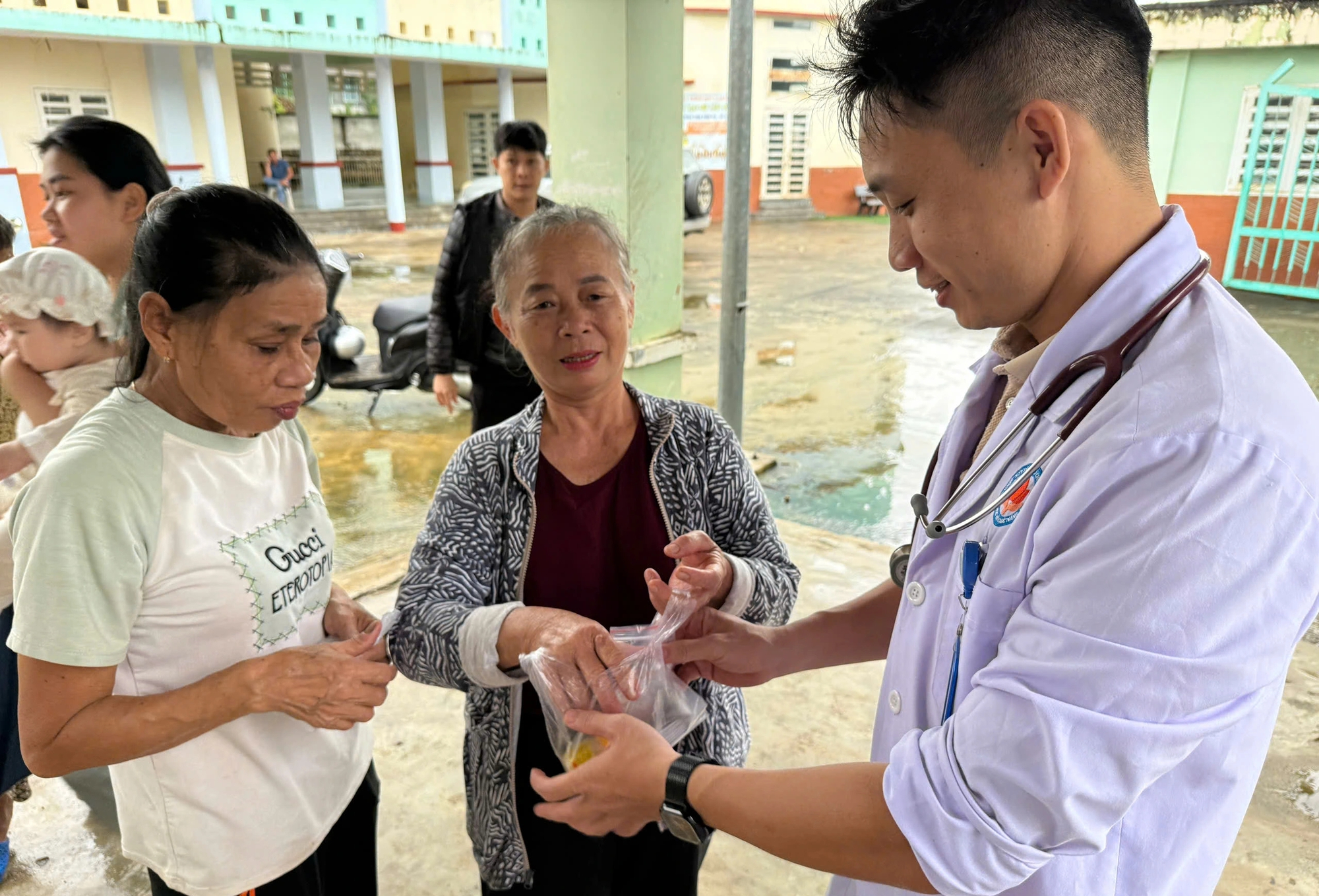 TP.HCM điều động hàng trăm y bác sĩ chi viện cho Khánh Hòa, Phú Yên - Ảnh 9.