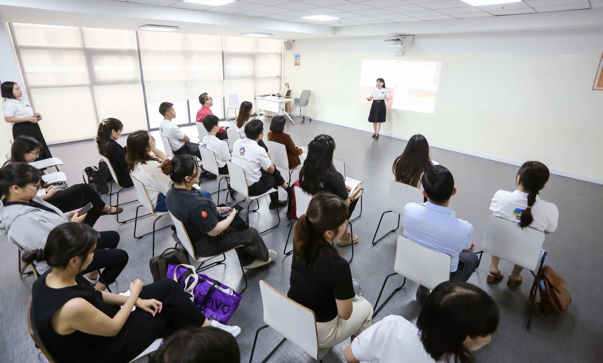 Bình đẳng trường ĐH công - tư: Cùng thực hiện một chuẩn giảng viên? - Ảnh 1. Bình đẳng trường ĐH công - tư: Cùng thực hiện một chuẩn giảng viên? - Ảnh 1.