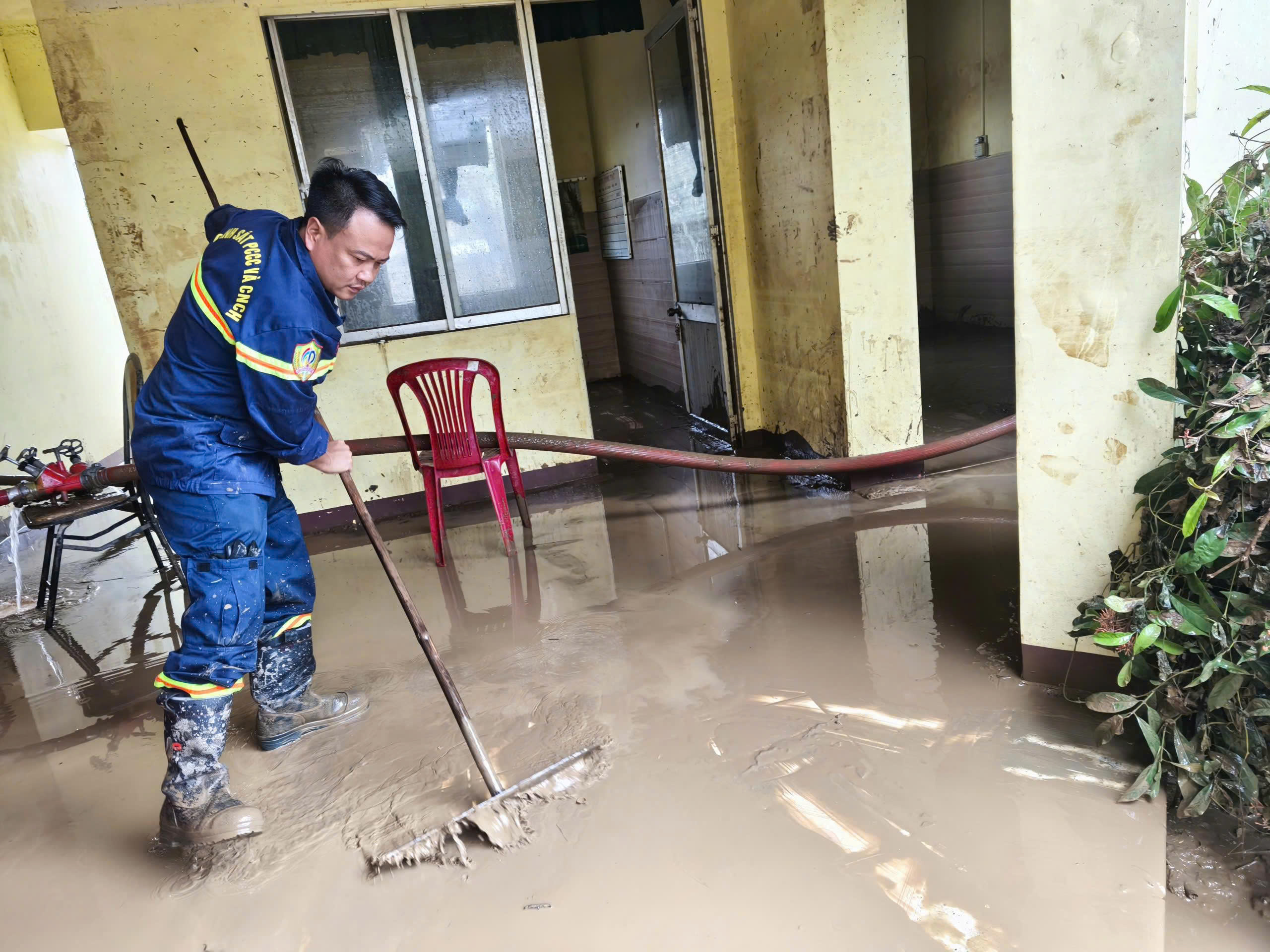 Công an tỉnh Đắk Lắk vận động gạo giúp người dân rốn lũ lịch sử- Ảnh 6. Công an tỉnh Đắk Lắk vận động gạo giúp người dân rốn lũ lịch sử- Ảnh 6.