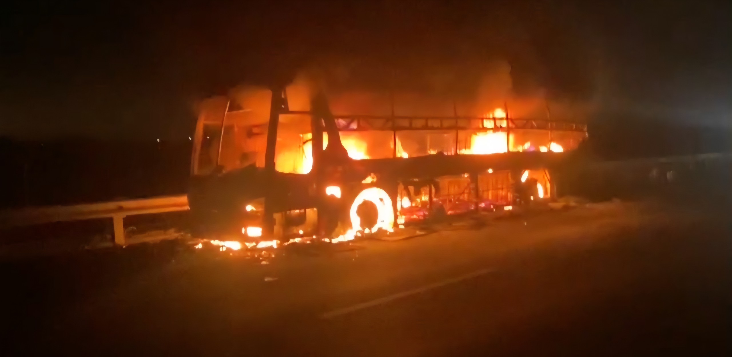 Cháy xe giường nằm lúc rạng sáng, cao tốc TP.HCM – Trung Lương ùn ứ kéo dài - Ảnh 1.