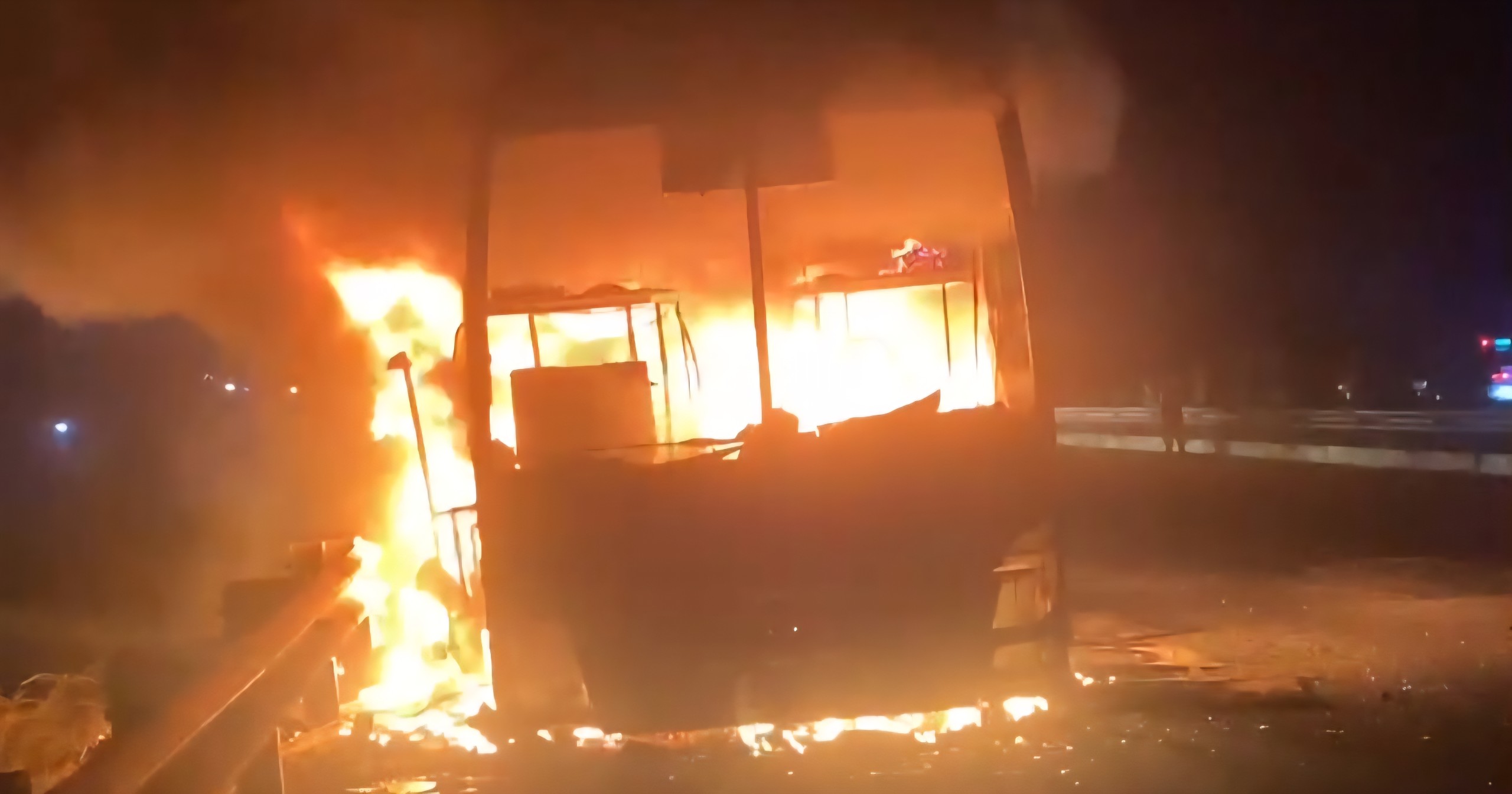 Cháy xe giường nằm lúc rạng sáng, cao tốc TP.HCM – Trung Lương ùn ứ kéo dài - Ảnh 2.