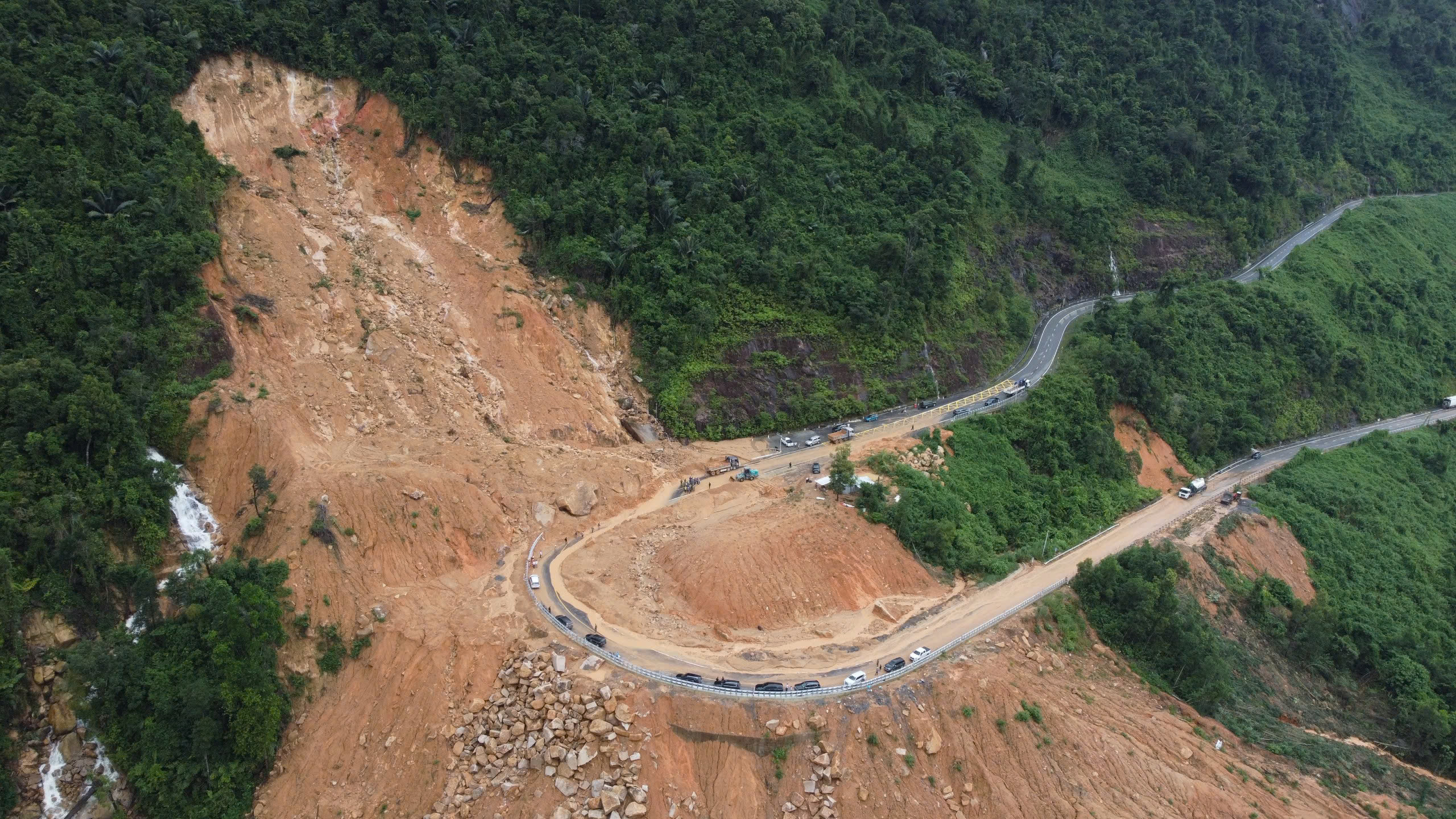 Khánh Hòa công bố tình huống khẩn cấp về thiên tai, nhiều tuyến giao thông tê liệt- Ảnh 1.