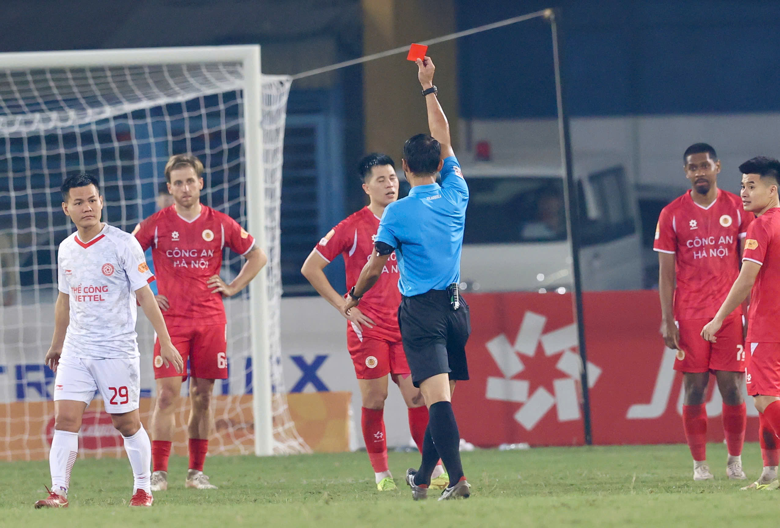 Trần Đình Trọng bị thẻ đỏ khiến CLB CAHN thua ngược, trọng tài gây tranh cãi- Ảnh 3. Trần Đình Trọng bị thẻ đỏ khiến CLB CAHN thua ngược, trọng tài gây tranh cãi- Ảnh 3.