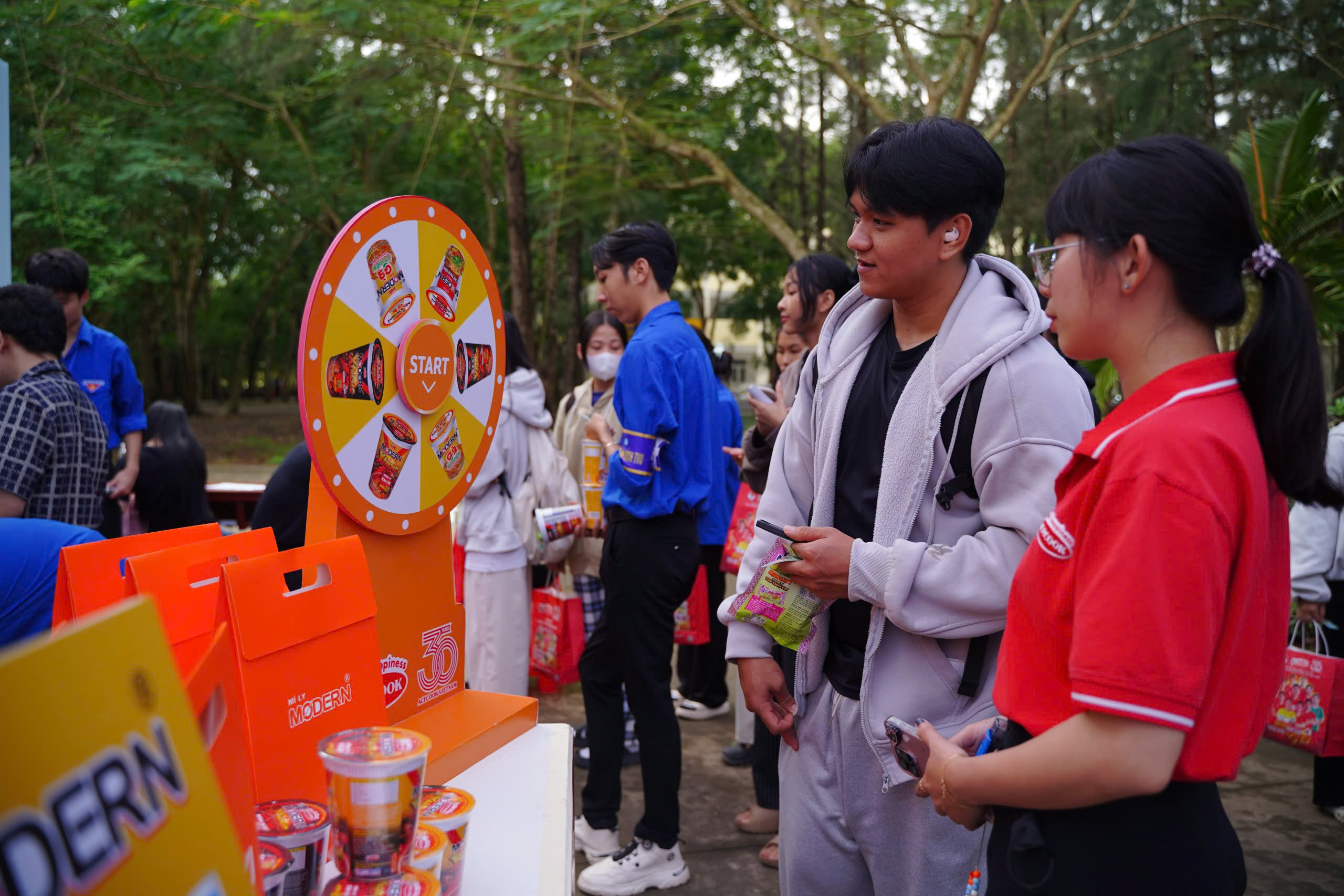 Sinh viên tìm hiểu sống xanh, chế độ dinh dưỡng, nhận hàng ngàn gói mì  - Ảnh 4.