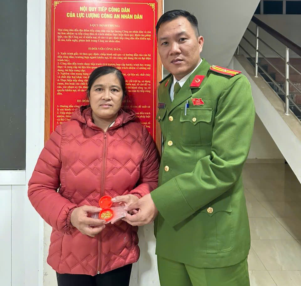 Vàng trong quần áo cứu trợ vùng lũ miền Trung: Lòng người thật cao đẹp
- Ảnh 3.