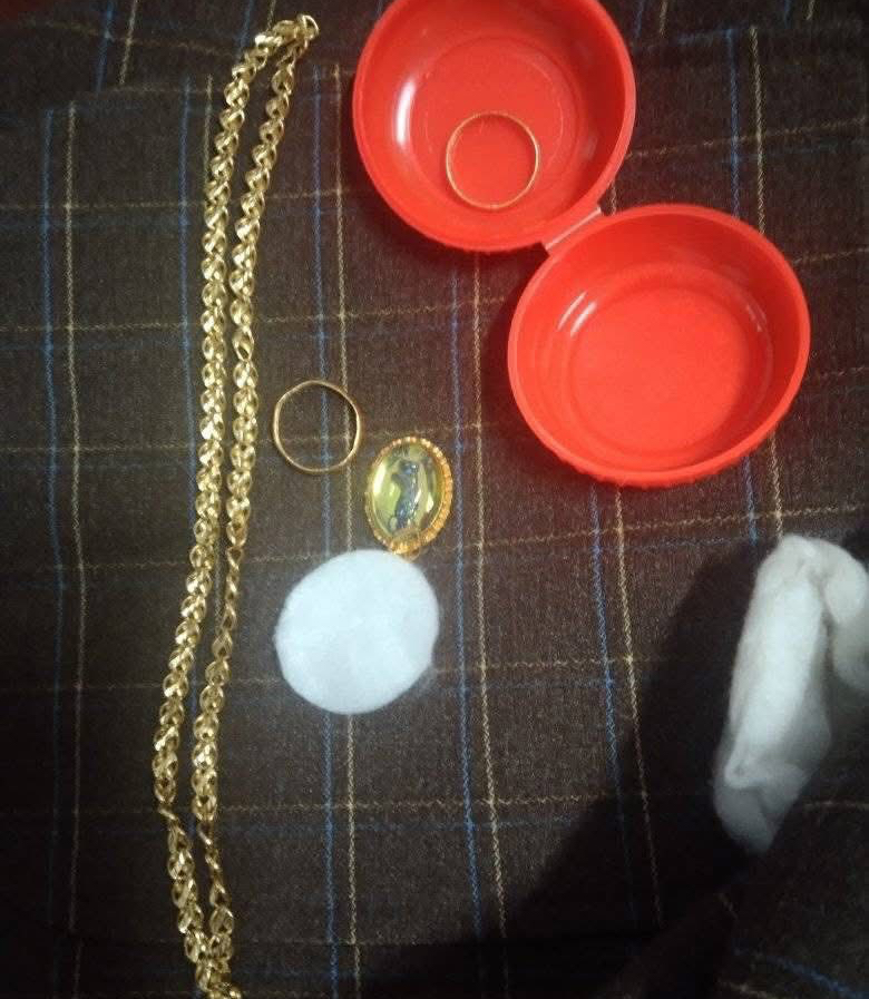 Vàng trong quần áo cứu trợ vùng lũ miền Trung: Lòng người thật cao đẹp
- Ảnh 2.