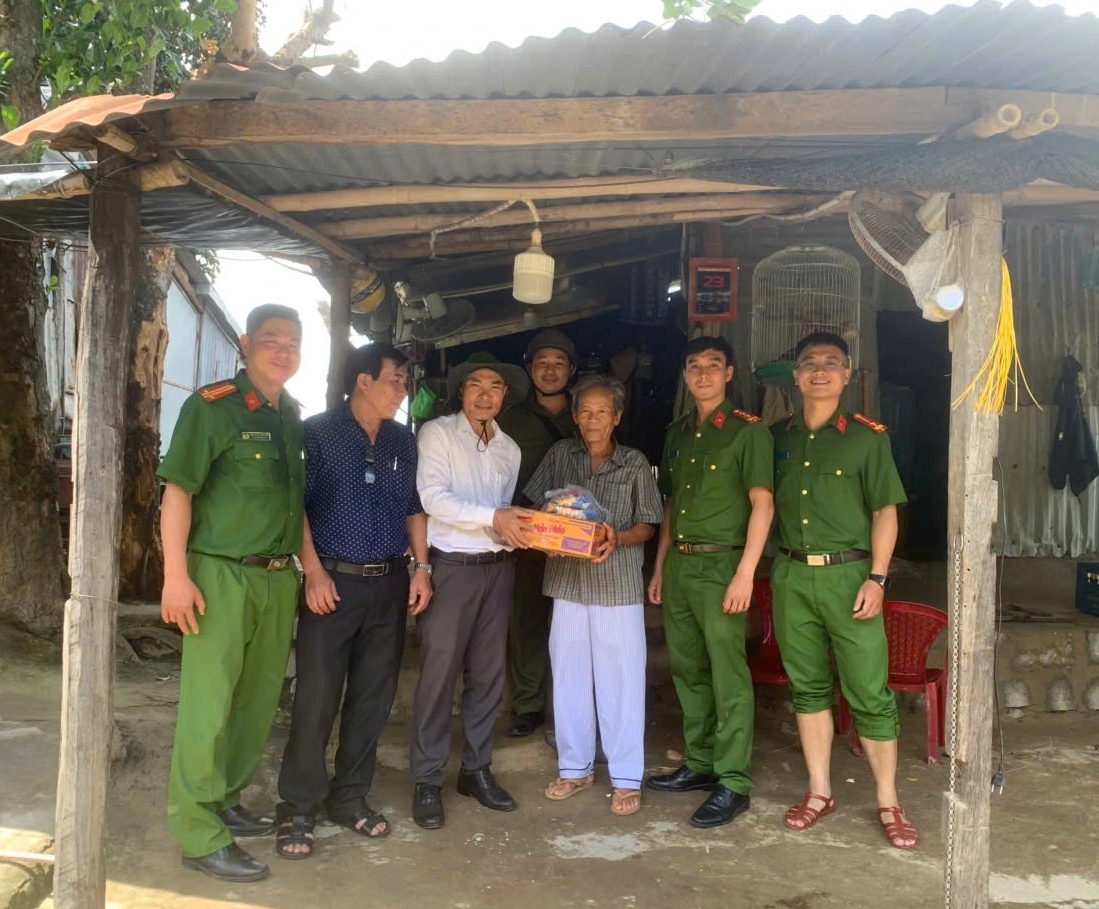 Công an tỉnh Đắk Lắk vận động gạo giúp người dân rốn lũ lịch sử- Ảnh 2. Công an tỉnh Đắk Lắk vận động gạo giúp người dân rốn lũ lịch sử- Ảnh 2.