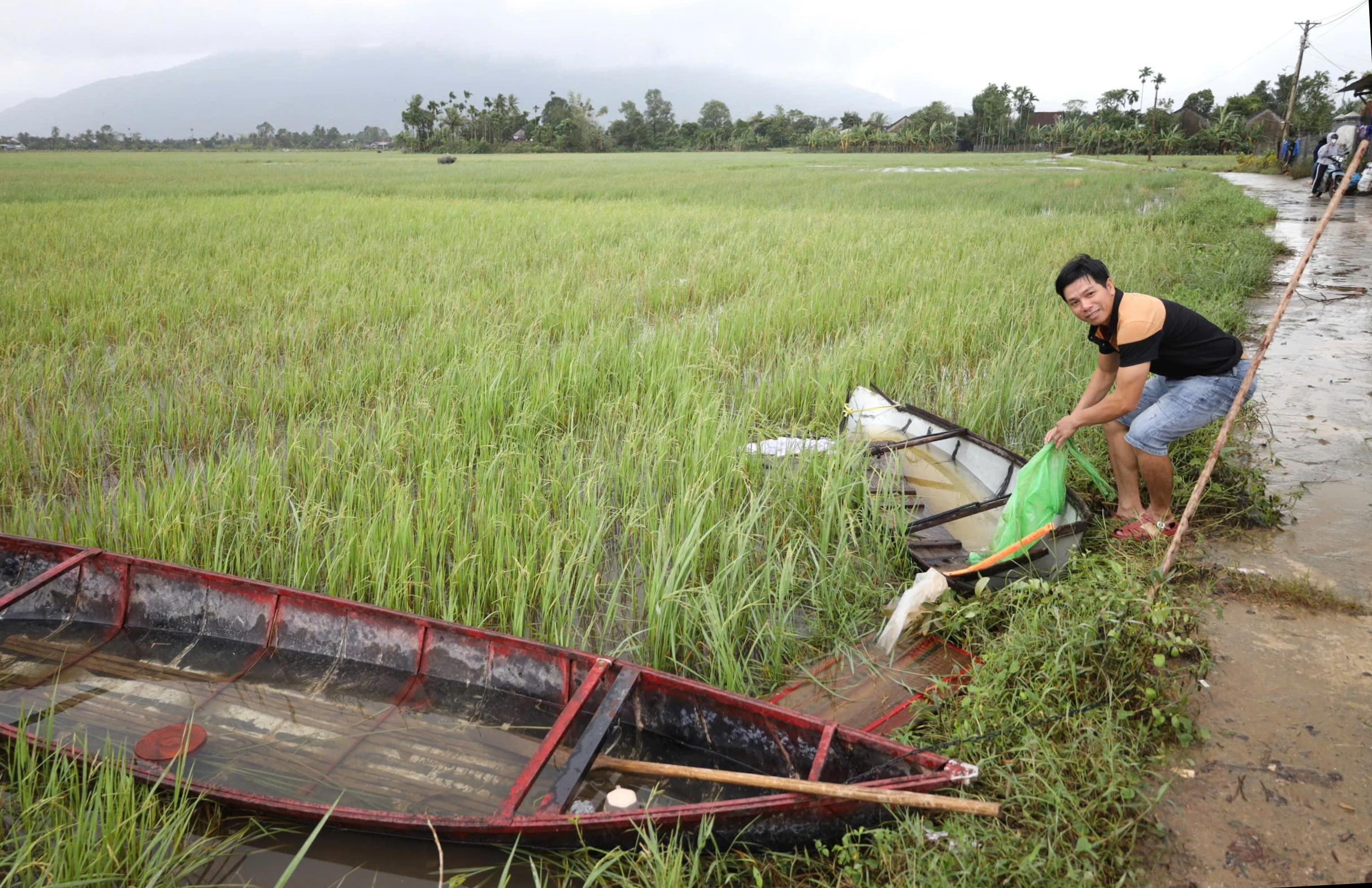 Người hùng của xóm nhỏ giữa lũ dữ ở Hòa Thịnh: Chuyện chiếc ghe cứu mạng người - Ảnh 2.