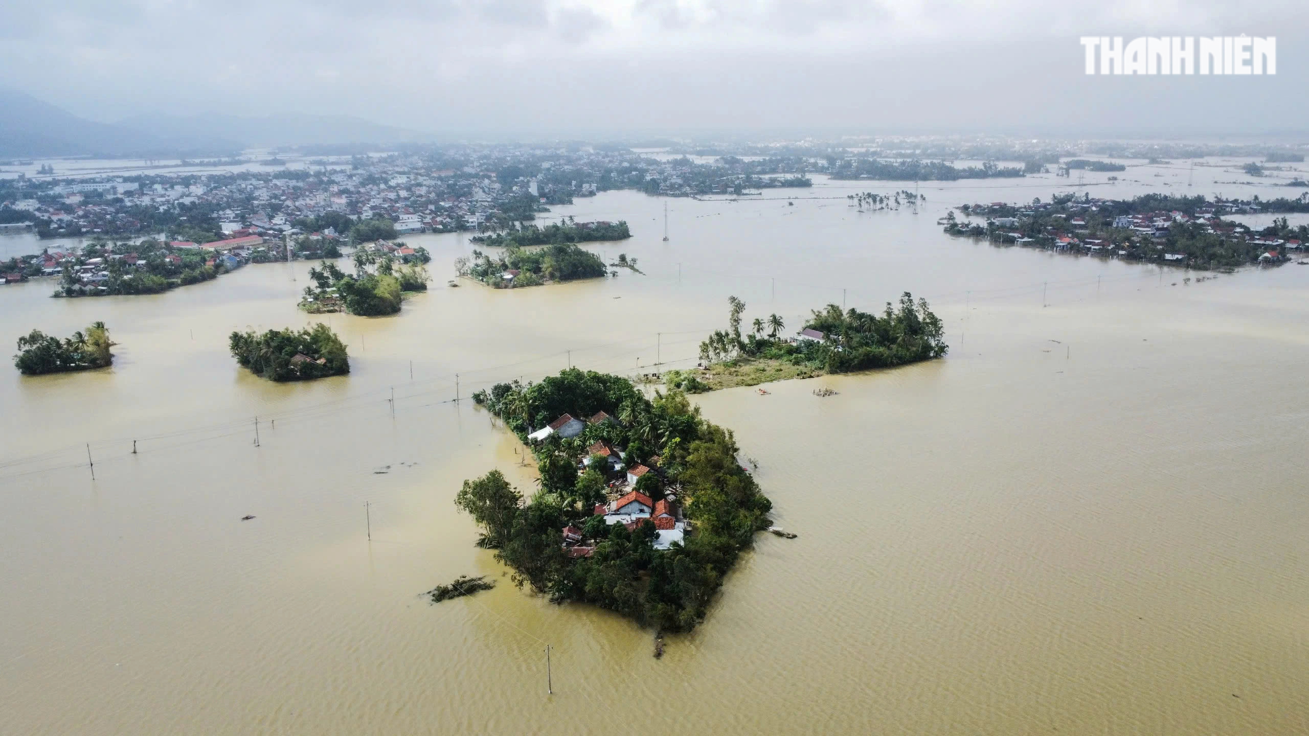 Nơi trũng nhất rốn lũ Hòa Xuân: Thôn xóm tan hoang, nhiều nhà còn đang ngập- Ảnh 1. Nơi trũng nhất rốn lũ Hòa Xuân: Thôn xóm tan hoang, nhiều nhà còn đang ngập- Ảnh 1.