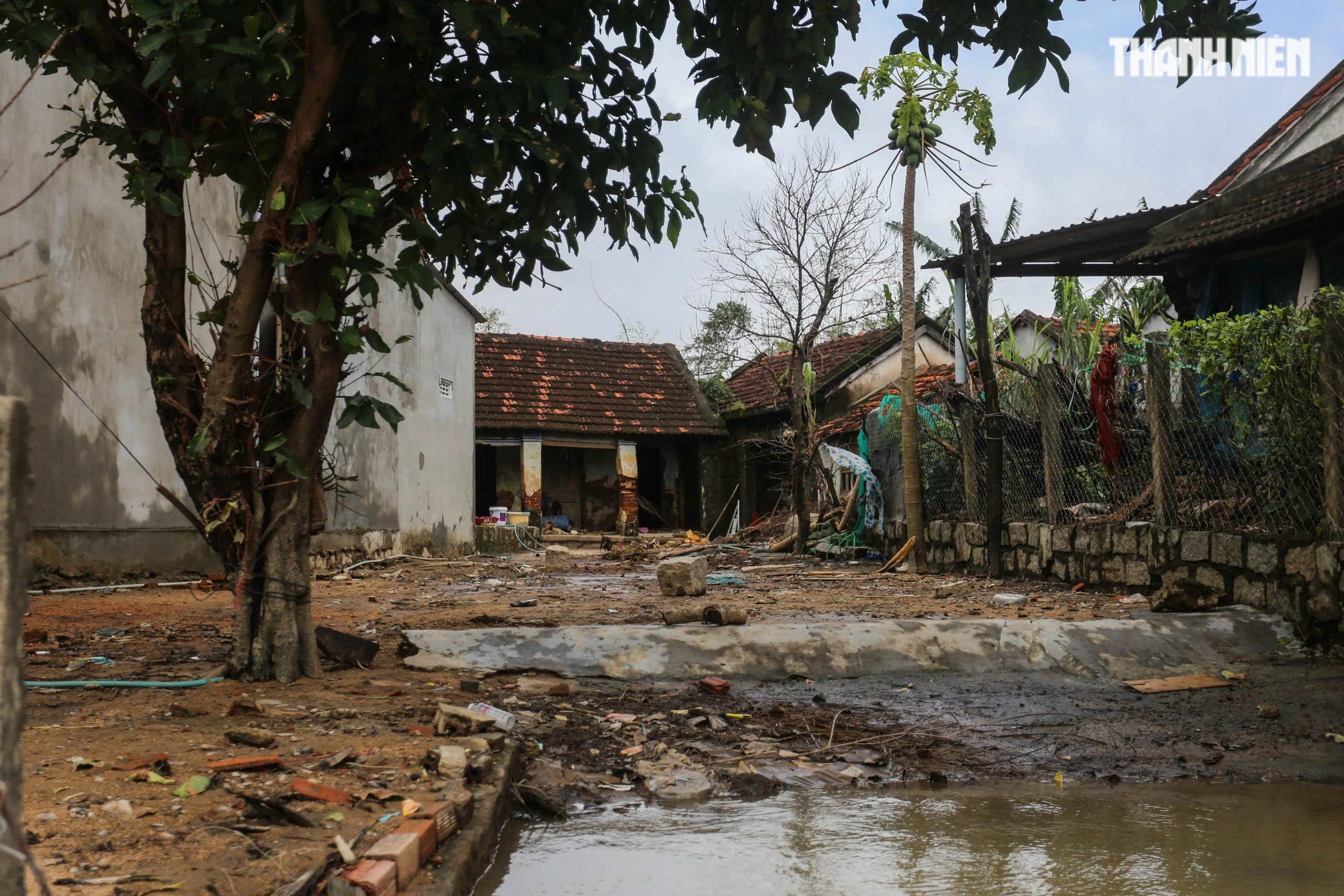 Nơi trũng nhất rốn lũ Hòa Xuân: Thôn xóm tan hoang, nhiều nhà còn đang ngập- Ảnh 5. Nơi trũng nhất rốn lũ Hòa Xuân: Thôn xóm tan hoang, nhiều nhà còn đang ngập- Ảnh 5.
